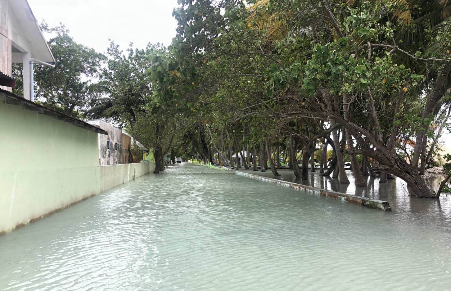 އުދަ އެރުމުން އއ. ރަސްދޫގެ މަގެއްގައި ފެންބޮޑުވެފައި: މިއީ އާދަޔާ ހިލާފު އުދައެއް -- ފޮޓޯ: ރަސްދޫ ކައުންސިލް