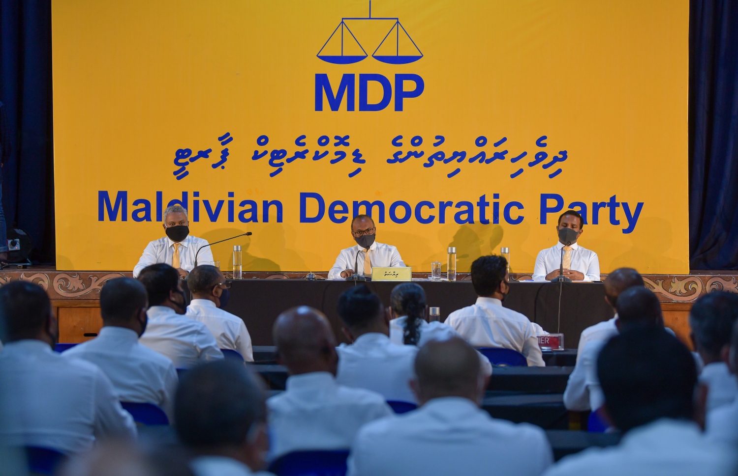 މާލެ: ޖުލައި 8، 2020: ޖަމާލުއްދީން ސްކޫލްގައި ބޭއްވި އެމްޑީޕީގެ ގައުމީ މަޖިލީހުގެ ޖަލްސާގެ ތެރެއިން: ކޮވިޑް-19 ފެތުރުން ކޮންޓްރޯލްކުރަން އެޅި ފިޔަވަޅުތަކުގެ ސަބަބުން ވަރަށް ބޮޑު ދައްޗަކާ ކުރިމަތިވެފައިވާ ކަަމަށާއި އެހެން ނަމަވެސް އެމްޑީޕީގެ ވައުދުތައް އަންނަނީ ފުއްދަމުން ކަމަށް ރައްޔިތުންގެ މަޖިލީހުގެ ރައީސް އަދި އެމްޑީޕީގެ ރައީސް މުހައްމަދު ނަޝީދު ވިދާޅުވި.-- ފޮޓޯތައް: އަހުމަދު އަވްޝަން އިލްޔާސް /މިހާރު