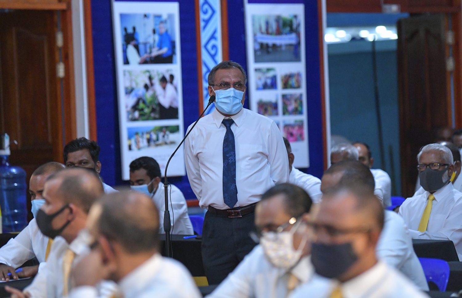 މާލެ: ޖުލައި 8، 2020: ޖަމާލުއްދީން ސްކޫލްގައި ބޭއްވި އެމްޑީޕީގެ ގައުމީ މަޖިލީހުގެ ޖަލްސާގެ ތެރެއިން: ކޮވިޑް-19 ފެތުރުން ކޮންޓްރޯލްކުރަން އެޅި ފިޔަވަޅުތަކުގެ ސަބަބުން ވަރަށް ބޮޑު ދައްޗަކާ ކުރިމަތިވެފައިވާ ކަަމަށާއި އެހެން ނަމަވެސް އެމްޑީޕީގެ ވައުދުތައް އަންނަނީ ފުއްދަމުން ކަމަށް ރައްޔިތުންގެ މަޖިލީހުގެ ރައީސް އަދި އެމްޑީޕީގެ ރައީސް މުހައްމަދު ނަޝީދު ވިދާޅުވި.-- ފޮޓޯތައް: އަހުމަދު އަވްޝަން އިލްޔާސް /މިހާރު