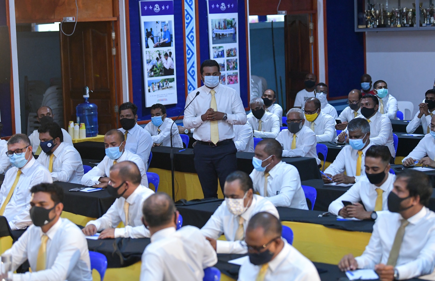 މާލެ: ޖުލައި 8، 2020: ޖަމާލުއްދީން ސްކޫލްގައި ބޭއްވި އެމްޑީޕީގެ ގައުމީ މަޖިލީހުގެ ޖަލްސާގެ ތެރެއިން: ކޮވިޑް-19 ފެތުރުން ކޮންޓްރޯލްކުރަން އެޅި ފިޔަވަޅުތަކުގެ ސަބަބުން ވަރަށް ބޮޑު ދައްޗަކާ ކުރިމަތިވެފައިވާ ކަަމަށާއި އެހެން ނަމަވެސް އެމްޑީޕީގެ ވައުދުތައް އަންނަނީ ފުއްދަމުން ކަމަށް ރައްޔިތުންގެ މަޖިލީހުގެ ރައީސް އަދި އެމްޑީޕީގެ ރައީސް މުހައްމަދު ނަޝީދު ވިދާޅުވި.-- ފޮޓޯތައް: އަހުމަދު އަވްޝަން އިލްޔާސް /މިހާރު