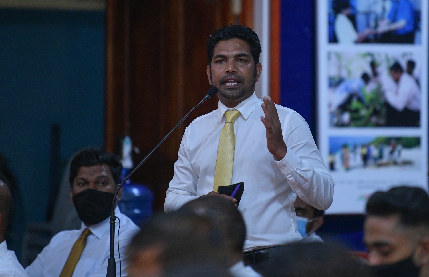 މާލެ: ޖުލައި 8، 2020: ޖަމާލުއްދީން ސްކޫލްގައި ބޭއްވި އެމްޑީޕީގެ ގައުމީ މަޖިލީހުގެ ޖަލްސާގެ ތެރެއިން: ކޮވިޑް-19 ފެތުރުން ކޮންޓްރޯލްކުރަން އެޅި ފިޔަވަޅުތަކުގެ ސަބަބުން ވަރަށް ބޮޑު ދައްޗަކާ ކުރިމަތިވެފައިވާ ކަަމަށާއި އެހެން ނަމަވެސް އެމްޑީޕީގެ ވައުދުތައް އަންނަނީ ފުއްދަމުން ކަމަށް ރައްޔިތުންގެ މަޖިލީހުގެ ރައީސް އަދި އެމްޑީޕީގެ ރައީސް މުހައްމަދު ނަޝީދު ވިދާޅުވި.-- ފޮޓޯތައް: އަހުމަދު އަވްޝަން އިލްޔާސް /މިހާރު