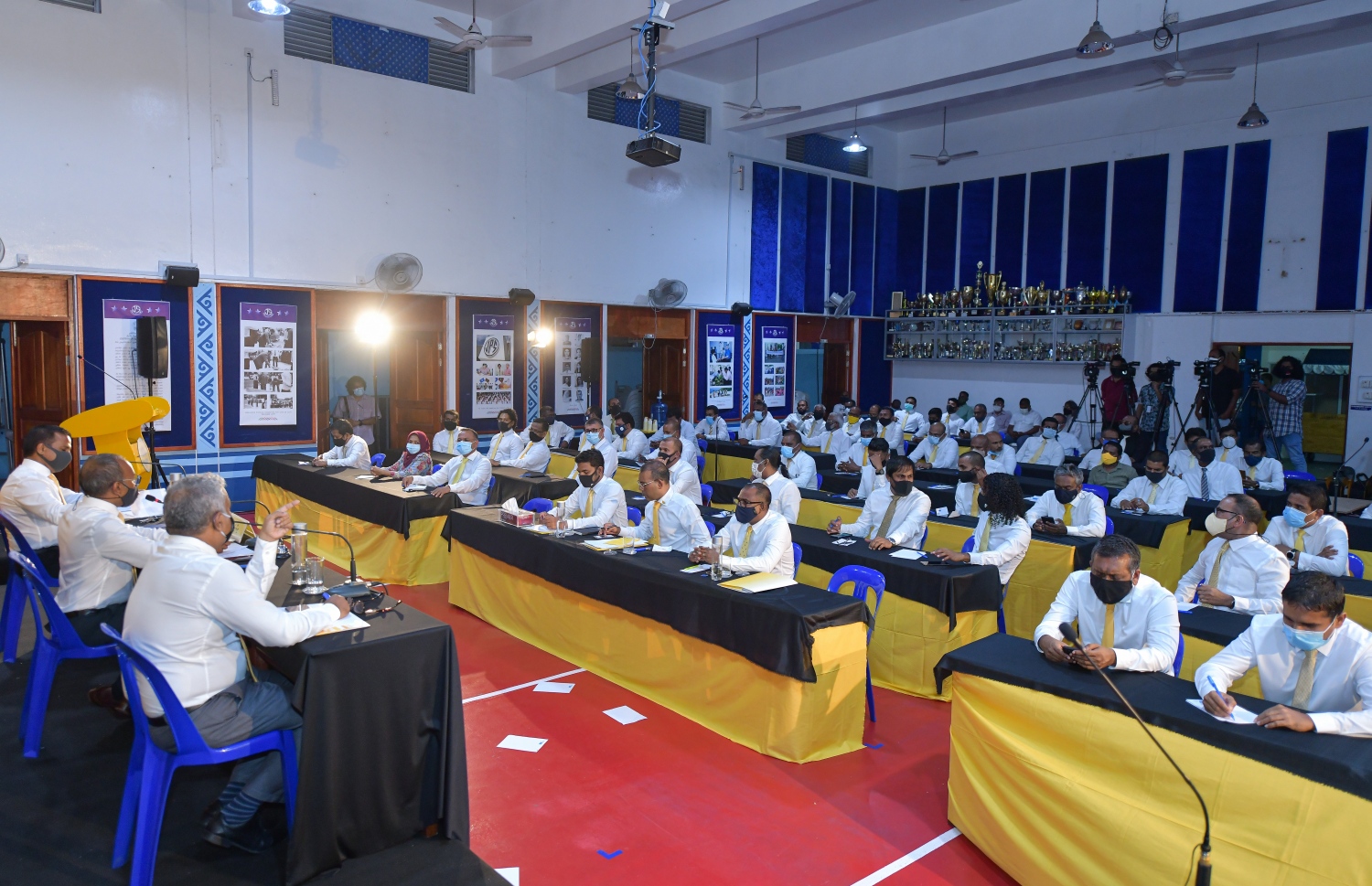 މާލެ: ޖުލައި 8، 2020: ޖަމާލުއްދީން ސްކޫލްގައި ބޭއްވި އެމްޑީޕީގެ ގައުމީ މަޖިލީހުގެ ޖަލްސާގެ ތެރެއިން: ކޮވިޑް-19 ފެތުރުން ކޮންޓްރޯލްކުރަން އެޅި ފިޔަވަޅުތަކުގެ ސަބަބުން ވަރަށް ބޮޑު ދައްޗަކާ ކުރިމަތިވެފައިވާ ކަަމަށާއި އެހެން ނަމަވެސް އެމްޑީޕީގެ ވައުދުތައް އަންނަނީ ފުއްދަމުން ކަމަށް ރައްޔިތުންގެ މަޖިލީހުގެ ރައީސް އަދި އެމްޑީޕީގެ ރައީސް މުހައްމަދު ނަޝީދު ވިދާޅުވި.-- ފޮޓޯތައް: އަހުމަދު އަވްޝަން އިލްޔާސް /މިހާރު