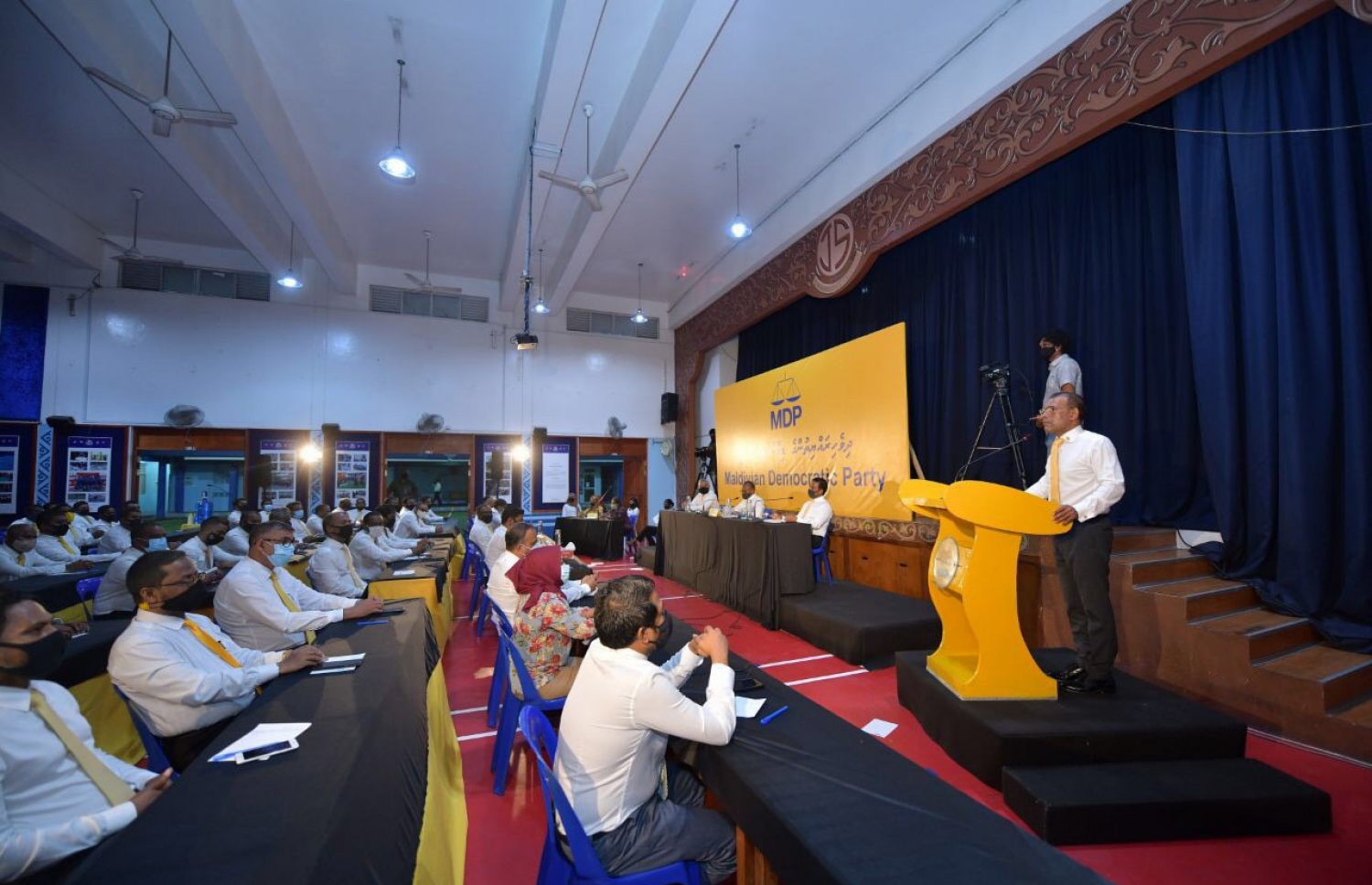 އެމްޑީޕީގެ ގައުމީ މަޖިލީހުގެ ޖަލްސާގައި ނަޝީދު ރޭ ވާހަކަފުޅު ދައްކަވަނީ.---ފޮޓޯ: އަހުމަދު އަވްޝަން/މިހާރު