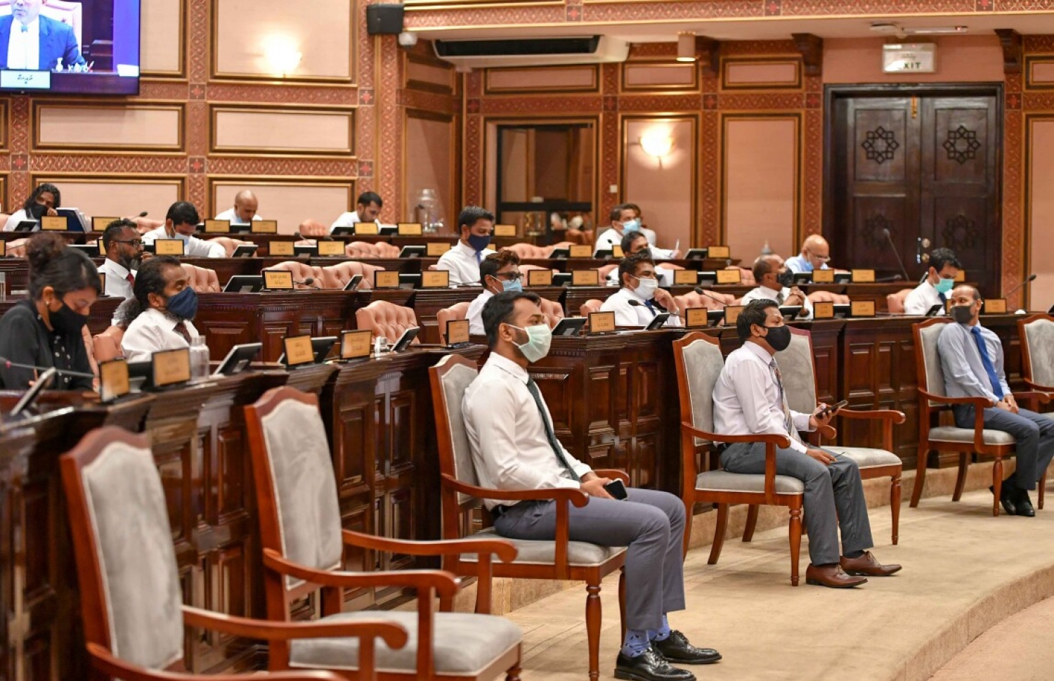 މަޖިލީހުގެ އިއްޔެގެ ޖަލްސާގައި މެމްބަރުން ބައިވެރިވެވަޑައިގަންނަވަނީ.---ފޮޓޯ: މަޖިލިސް