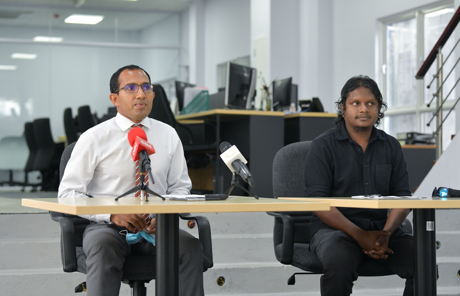 މަކުޑި ސިސްޓަމް އަޕްގްރޭޑުކުރުމުގެ މަސައްކަތާ ގުޅޭގޮތުން ކޮމިއުނިކޭޝަން މިނިސްޓަރު މަލީހު (ވ) އަދި ޓެރަބައިޓުގެ ޑިރެކްޓަރު އަހުމަދު ނާޒިމް މައުލޫމާތު ދެއްވަނީ.-- ފޮޓޯ: ނިޝާން އަލީ/ މިހާރު