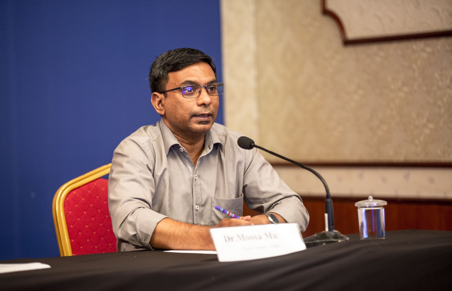 ރޭގެ މީޑިއާ ބްރީފިންގައި ޑރ. މުރާދު ވާހަކަ ދައްކަވަނީ.