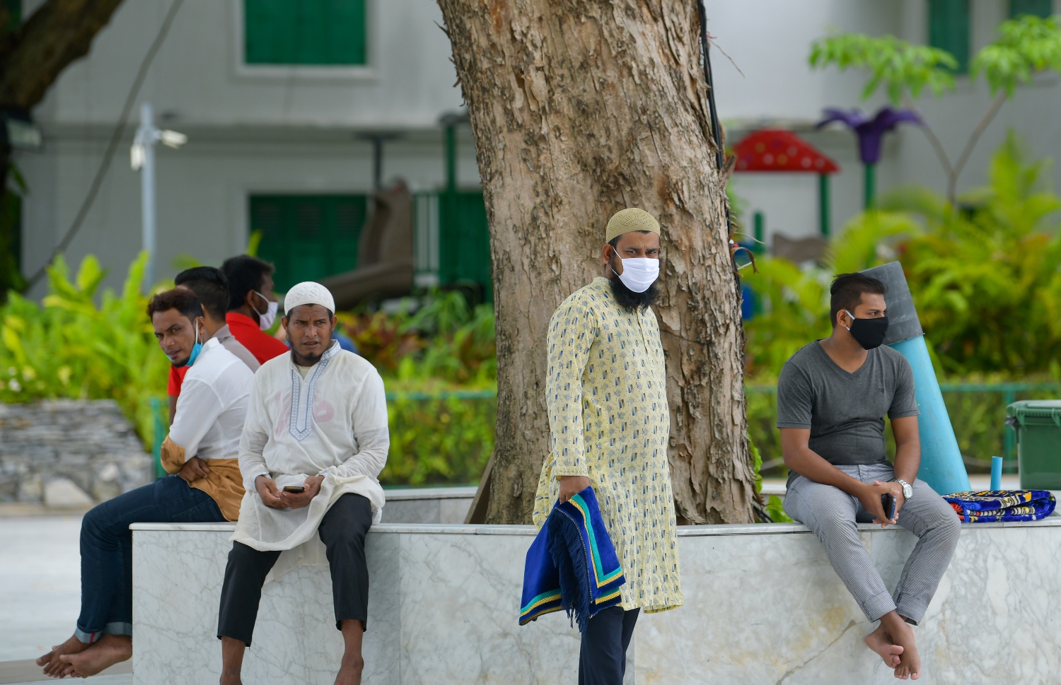 މާލެ: ޖުލައި 10، 2020: ކޮވިޑް-19 އިން ރައްކާތެރިވުމަށް އެޅި ފިޔަވަޅުތަކުގެ ތެރެއިން މާލެ ސަރަހައްދުގެ މިސްކިތްތަކުގައި ހުކުރު ނަމާދުކުރުން ހުއްޓާލިތާ ތިން މަސް ފަހުން ހުކުރު ނަމާދު ކުރަން ފެށުން: މިއަދުން ފެށިގެން މާލެ އާއި ވިލިމާލެ އަދި ހުޅުމާލޭގެ މިސްކިތްތަކުގައިި ހުކުރު ނަމާދު ކުރާނެ ކަމަށް އިސްލާމިކް މިނިސްޓްރީން ބުނި.-- ފޮޓޯ: އަހުމަދު އަވްޝަން އިލްޔާސް /މިހާރު