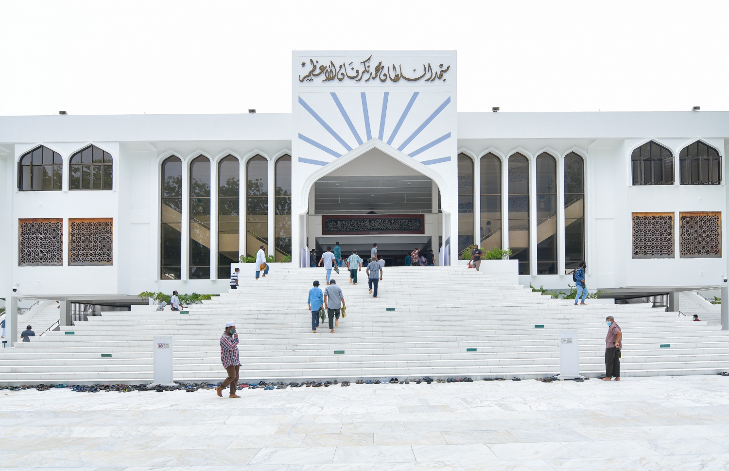 މާލެ: ޖުލައި 10، 2020: ކޮވިޑް-19 އިން ރައްކާތެރިވުމަށް އެޅި ފިޔަވަޅުތަކުގެ ތެރެއިން މާލެ ސަރަހައްދުގެ މިސްކިތްތަކުގައި ހުކުރު ނަމާދުކުރުން ހުއްޓާލިތާ ތިން މަސް ފަހުން ހުކުރު ނަމާދު ކުރަން ފެށުން: މިއަދުން ފެށިގެން މާލެ އާއި ވިލިމާލެ އަދި ހުޅުމާލޭގެ މިސްކިތްތަކުގައިި ހުކުރު ނަމާދު ކުރާނެ ކަމަށް އިސްލާމިކް މިނިސްޓްރީން ބުނި.-- ފޮޓޯ: އަހުމަދު އަވްޝަން އިލްޔާސް /މިހާރު