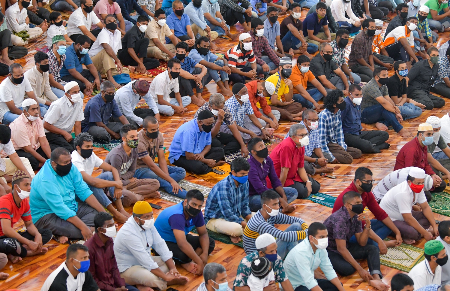 މާލެ: ޖުލައި 10، 2020: ކޮވިޑް-19 އިން ރައްކާތެރިވުމަށް އެޅި ފިޔަވަޅުތަކުގެ ތެރެއިން މާލެ ސަރަހައްދުގެ މިސްކިތްތަކުގައި ހުކުރު ނަމާދުކުރުން ހުއްޓާލިތާ ތިން މަސް ފަހުން ހުކުރު ނަމާދު ކުރަން ފެށުން: މިއަދުން ފެށިގެން މާލެ އާއި ވިލިމާލެ އަދި ހުޅުމާލޭގެ މިސްކިތްތަކުގައިި ހުކުރު ނަމާދު ކުރާނެ ކަމަށް އިސްލާމިކް މިނިސްޓްރީން ބުނި.-- ފޮޓޯ: އަހުމަދު އަވްޝަން އިލްޔާސް /މިހާރު