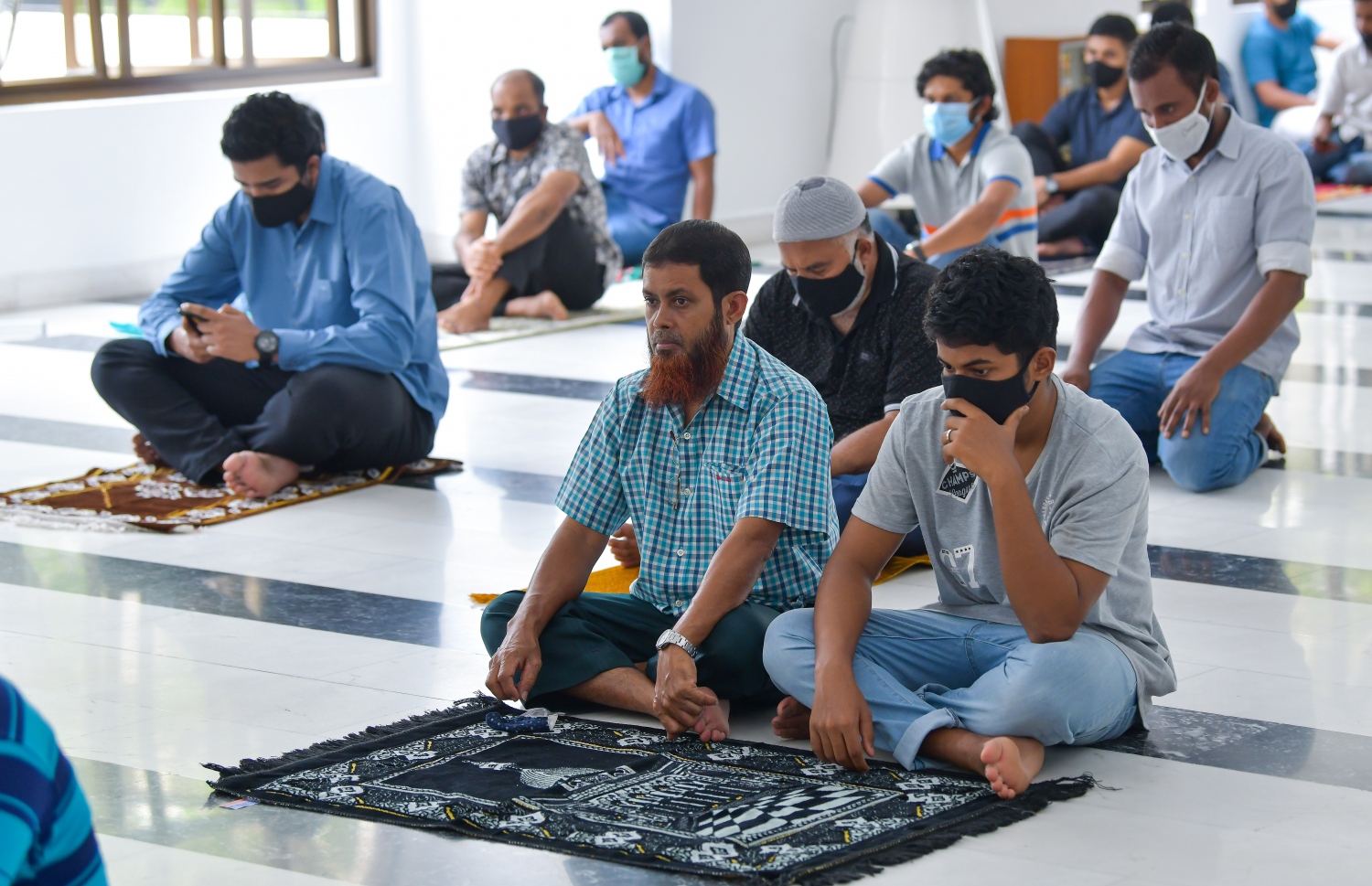 މާލެ: ޖުލައި 10، 2020: ކޮވިޑް-19 އިން ރައްކާތެރިވުމަށް އެޅި ފިޔަވަޅުތަކުގެ ތެރެއިން މާލެ ސަރަހައްދުގެ މިސްކިތްތަކުގައި ހުކުރު ނަމާދުކުރުން ހުއްޓާލިތާ ތިން މަސް ފަހުން ހުކުރު ނަމާދު ކުރަން ފެށުން: މިއަދުން ފެށިގެން މާލެ އާއި ވިލިމާލެ އަދި ހުޅުމާލޭގެ މިސްކިތްތަކުގައިި ހުކުރު ނަމާދު ކުރާނެ ކަމަށް އިސްލާމިކް މިނިސްޓްރީން ބުނި.-- ފޮޓޯ: އަހުމަދު އަވްޝަން އިލްޔާސް /މިހާރު