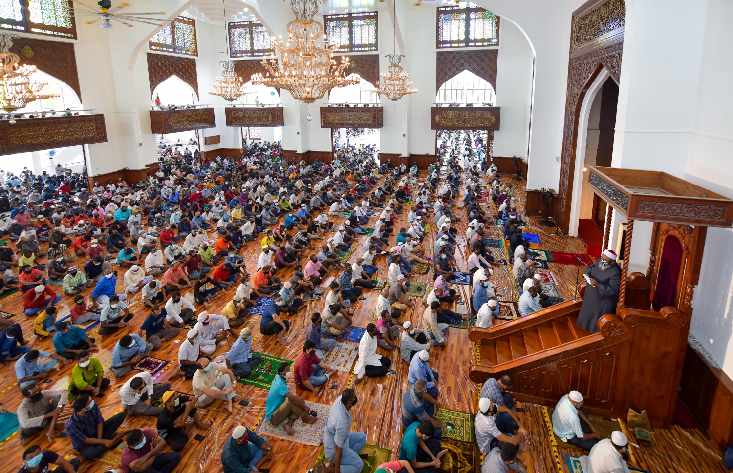 މާލެ: ޖުލައި 10، 2020: ކޮވިޑް-19 އިން ރައްކާތެރިވުމަށް އެޅި ފިޔަވަޅުތަކުގެ ތެރެއިން މާލެ ސަރަހައްދުގެ މިސްކިތްތަކުގައި ހުކުރު ނަމާދުކުރުން ހުއްޓާލިތާ ތިން މަސް ފަހުން ހުކުރު ނަމާދު ކުރަން ފެށުން: މިއަދުން ފެށިގެން މާލެ އާއި ވިލިމާލެ އަދި ހުޅުމާލޭގެ މިސްކިތްތަކުގައިި ހުކުރު ނަމާދު ކުރާނެ ކަމަށް އިސްލާމިކް މިނިސްޓްރީން ބުނި.-- ފޮޓޯ: އަހުމަދު އަވްޝަން އިލްޔާސް /މިހާރު