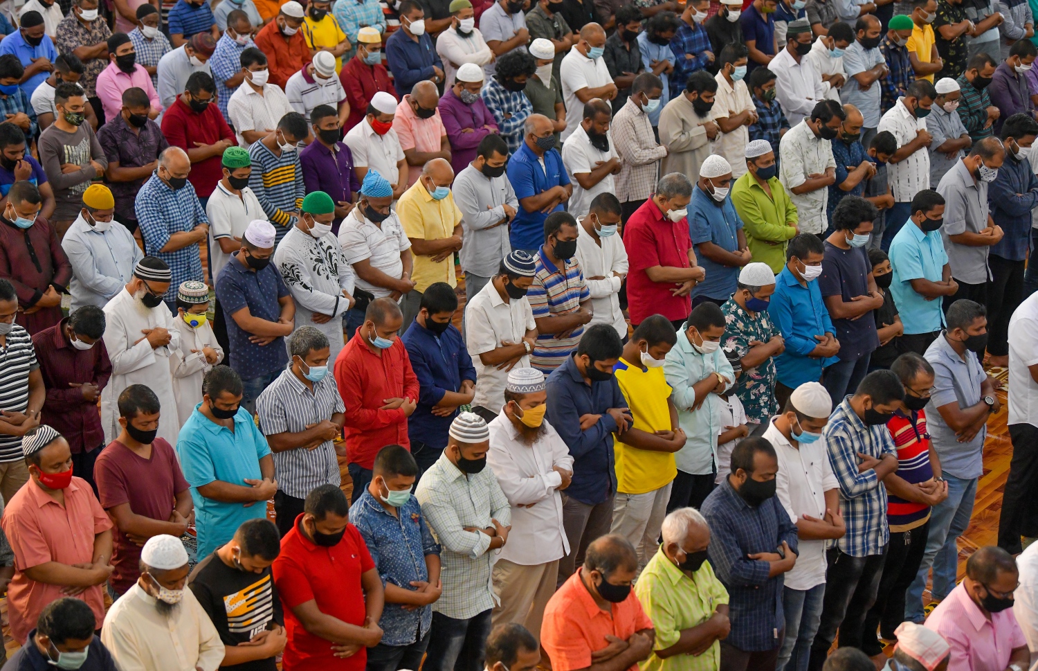 މާލެ: ޖުލައި 10، 2020: ކޮވިޑް-19 އިން ރައްކާތެރިވުމަށް އެޅި ފިޔަވަޅުތަކުގެ ތެރެއިން މާލެ ސަރަހައްދުގެ މިސްކިތްތަކުގައި ހުކުރު ނަމާދުކުރުން ހުއްޓާލިތާ ތިން މަސް ފަހުން ހުކުރު ނަމާދު ކުރަން ފެށުން: މިއަދުން ފެށިގެން މާލެ އާއި ވިލިމާލެ އަދި ހުޅުމާލޭގެ މިސްކިތްތަކުގައިި ހުކުރު ނަމާދު ކުރާނެ ކަމަށް އިސްލާމިކް މިނިސްޓްރީން ބުނި.-- ފޮޓޯ: އަހުމަދު އަވްޝަން އިލްޔާސް /މިހާރު