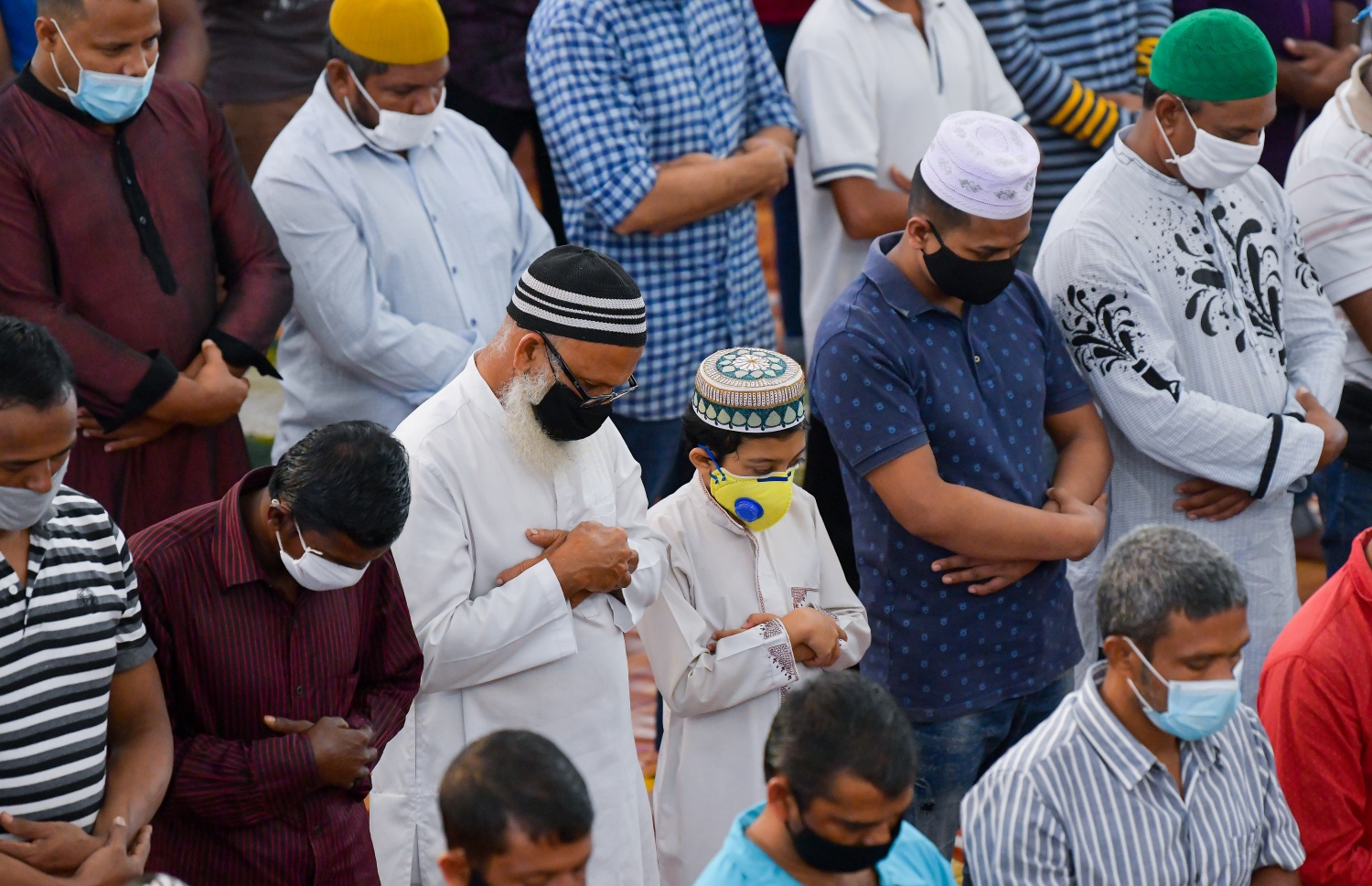 މާލެ: ޖުލައި 10، 2020: ކޮވިޑް-19 އިން ރައްކާތެރިވުމަށް އެޅި ފިޔަވަޅުތަކުގެ ތެރެއިން މާލެ ސަރަހައްދުގެ މިސްކިތްތަކުގައި ހުކުރު ނަމާދުކުރުން ހުއްޓާލިތާ ތިން މަސް ފަހުން ހުކުރު ނަމާދު ކުރަން ފެށުން: މިއަދުން ފެށިގެން މާލެ އާއި ވިލިމާލެ އަދި ހުޅުމާލޭގެ މިސްކިތްތަކުގައިި ހުކުރު ނަމާދު ކުރާނެ ކަމަށް އިސްލާމިކް މިނިސްޓްރީން ބުނި.-- ފޮޓޯ: އަހުމަދު އަވްޝަން އިލްޔާސް /މިހާރު