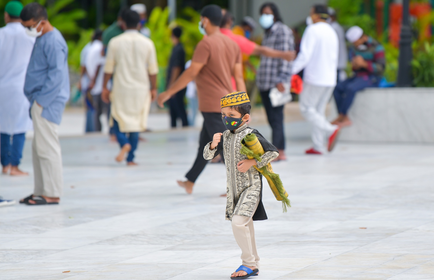 މާލެ: ޖުލައި 10، 2020: ކޮވިޑް-19 އިން ރައްކާތެރިވުމަށް އެޅި ފިޔަވަޅުތަކުގެ ތެރެއިން މާލެ ސަރަހައްދުގެ މިސްކިތްތަކުގައި ހުކުރު ނަމާދުކުރުން ހުއްޓާލިތާ ތިން މަސް ފަހުން ހުކުރު ނަމާދު ކުރަން ފެށުން: މިއަދުން ފެށިގެން މާލެ އާއި ވިލިމާލެ އަދި ހުޅުމާލޭގެ މިސްކިތްތަކުގައިި ހުކުރު ނަމާދު ކުރާނެ ކަމަށް އިސްލާމިކް މިނިސްޓްރީން ބުނި.-- ފޮޓޯ: އަހުމަދު އަވްޝަން އިލްޔާސް /މިހާރު