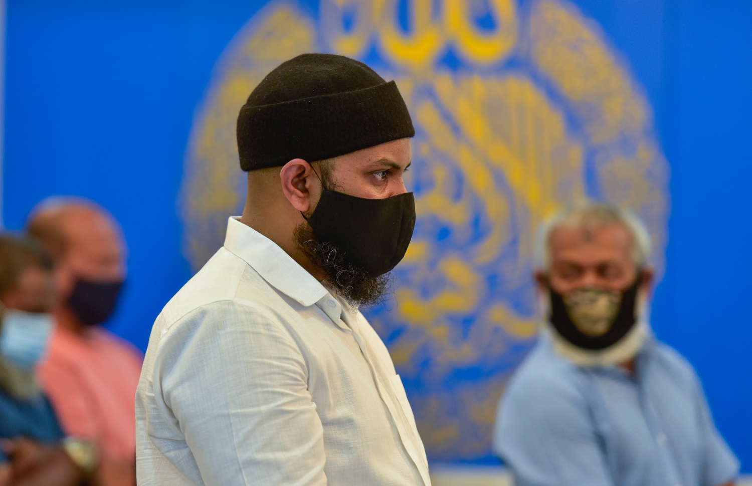 މާލެ: ޖުލައި 10، 2020: އިމާރާތް ކުރުމުގެ ދާއިރާގެ ޖަމިއްޔާ، މަސީގެ ރައީސް މުހައްމަދު އަލީ ޖަނާހު (ޖަނާ)ގެ ބައްޕަގެ ހަނދާނުގައި، އޭނާގެ ބައްޕަގެ ނަމުގައި ހުޅުވި "މަސްޖިދުލް އަލީ ހުސައިން"، މިސްކިތް ހުޅުވުމަށް ފަހު އަސްރު ނަމާދު ކުރަނީ.-- ފޮޓޯ: އަހުމަދު އަވްޝަން އިލްޔާސް /މިހާރު