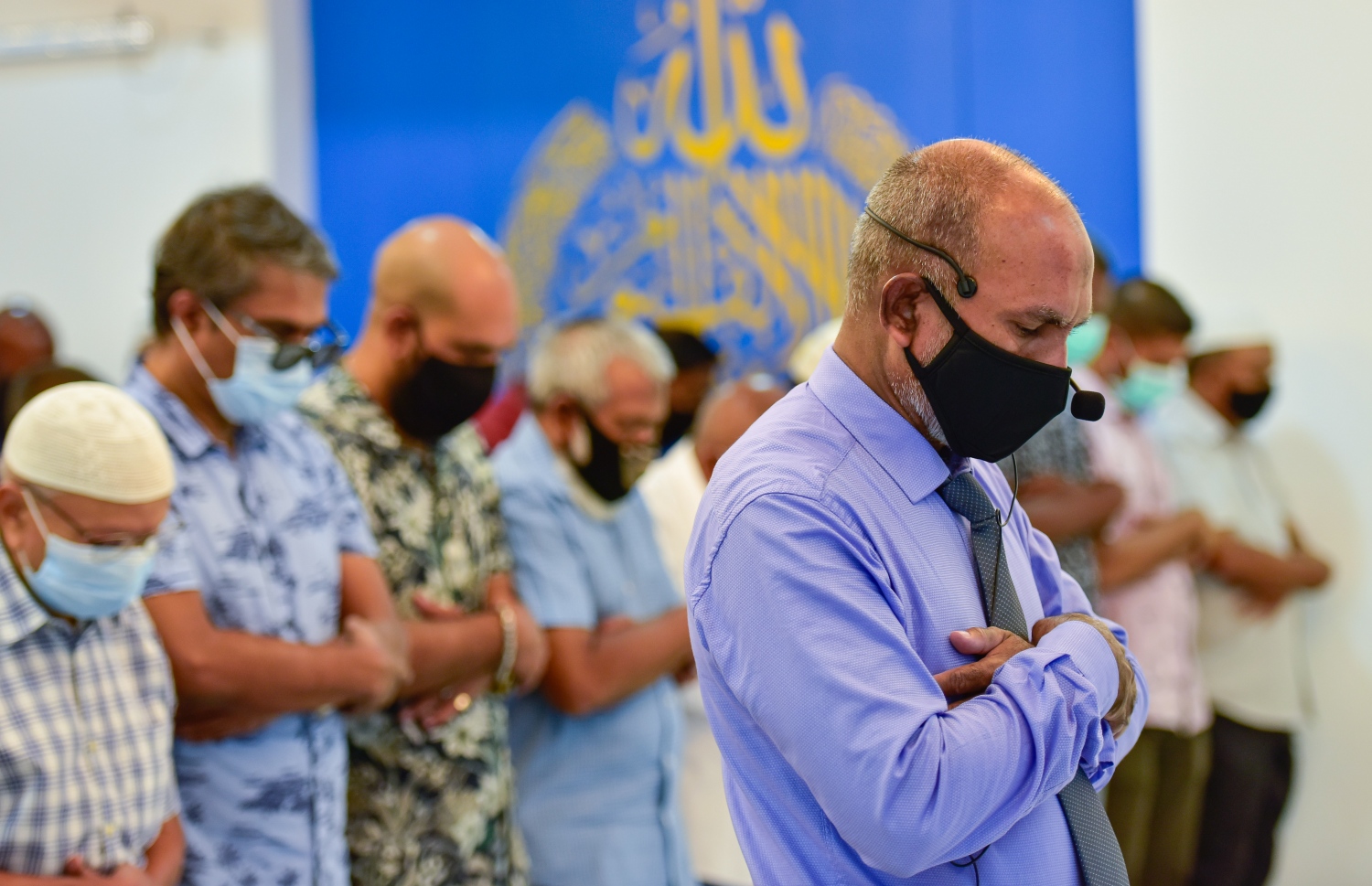 މާލެ: ޖުލައި 10، 2020: އިމާރާތް ކުރުމުގެ ދާއިރާގެ ޖަމިއްޔާ، މަސީގެ ރައީސް މުހައްމަދު އަލީ ޖަނާހު (ޖަނާ)ގެ ބައްޕަގެ ހަނދާނުގައި، އޭނާގެ ބައްޕަގެ ނަމުގައި ހުޅުވި "މަސްޖިދުލް އަލީ ހުސައިން"، މިސްކިތް ހުޅުވުމަށް ފަހު އިސްލާމިކް މިނިސްޓަރު ޑރ. އަހުމަދު ޒާހިރު އަލީ އިމާމުވެ ހުންނަވައި އަސްރު ނަމާދު ކުރައްވަނީ.-- ފޮޓޯ: އަހުމަދު އަވްޝަން އިލްޔާސް /މިހާރު