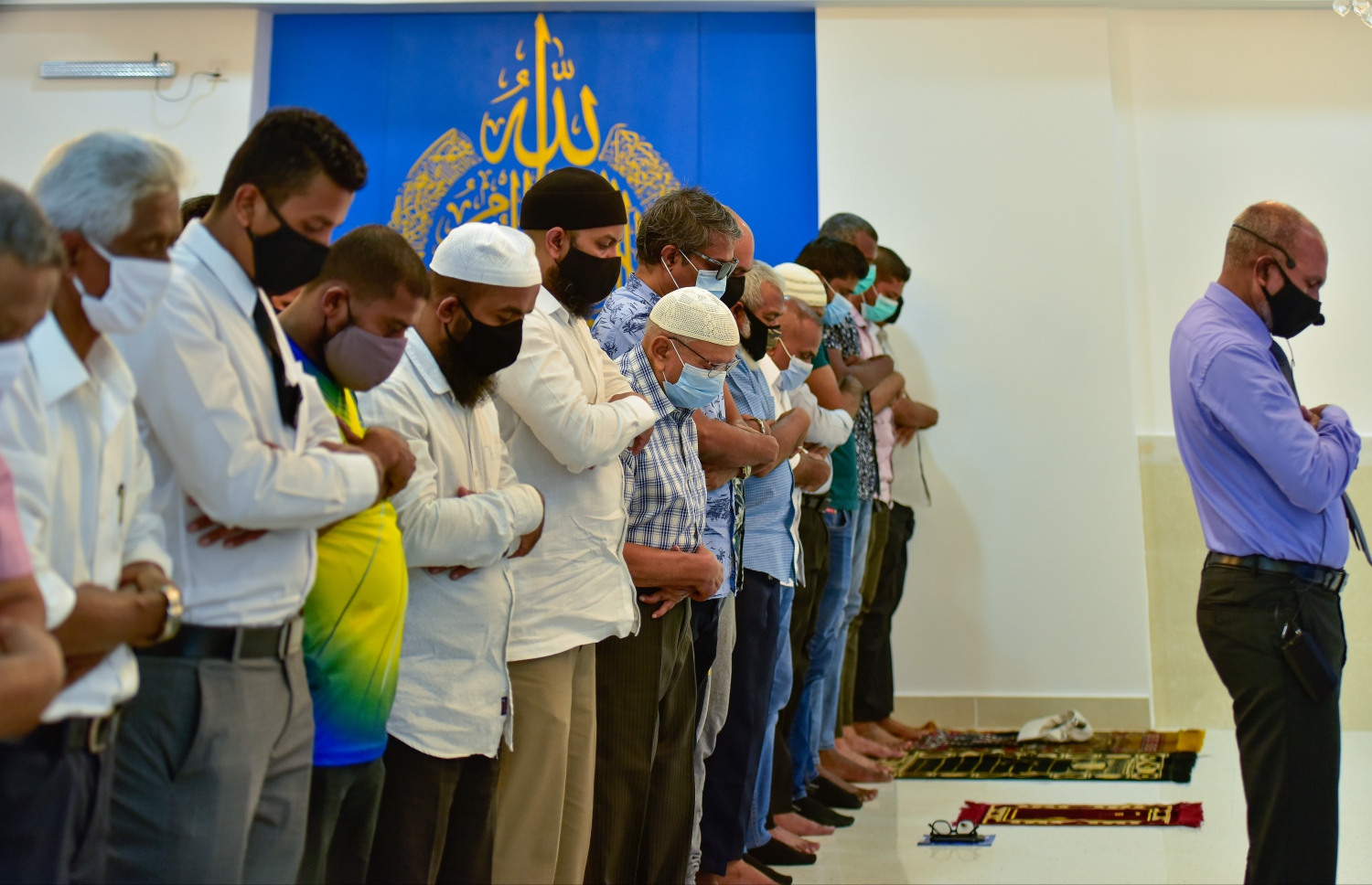 މާލެ: ޖުލައި 10، 2020: އިމާރާތް ކުރުމުގެ ދާއިރާގެ ޖަމިއްޔާ، މަސީގެ ރައީސް މުހައްމަދު އަލީ ޖަނާހު (ޖަނާ)ގެ ބައްޕަގެ ހަނދާނުގައި، އޭނާގެ ބައްޕަގެ ނަމުގައި ހުޅުވި "މަސްޖިދުލް އަލީ ހުސައިން"، މިސްކިތް ހުޅުވުމަށް ފަހު އިސްލާމިކް މިނިސްޓަރު ޑރ. އަހުމަދު ޒާހިރު އަލީ އިމާމުވެ ހުންނަވައި އަސްރު ނަމާދު ކުރައްވަނީ.-- ފޮޓޯ: އަހުމަދު އަވްޝަން އިލްޔާސް /މިހާރު