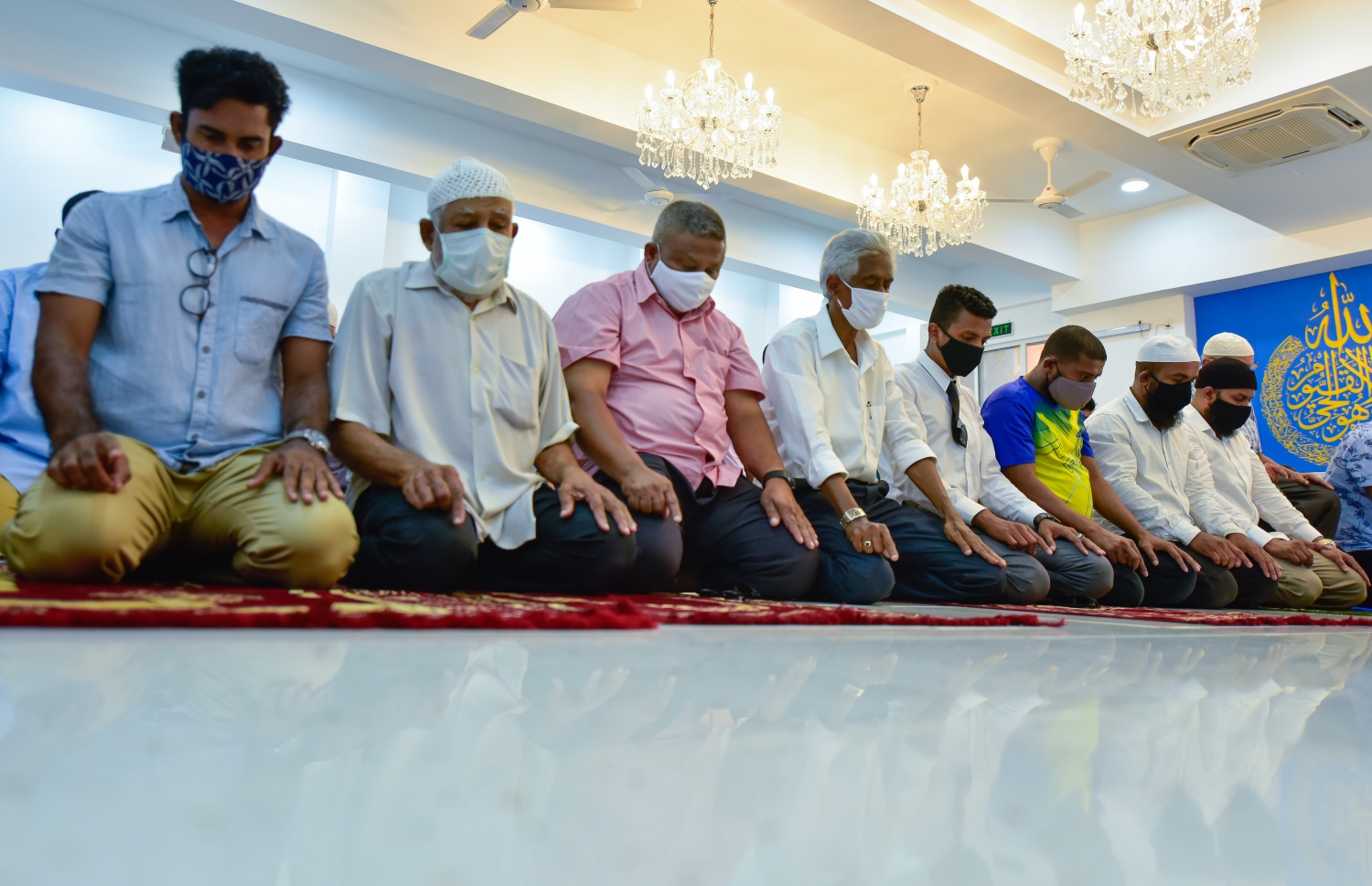 މާލެ: ޖުލައި 10، 2020: އިމާރާތް ކުރުމުގެ ދާއިރާގެ ޖަމިއްޔާ، މަސީގެ ރައީސް މުހައްމަދު އަލީ ޖަނާހު (ޖަނާ)ގެ ބައްޕަގެ ހަނދާނުގައި، އޭނާގެ ބައްޕަގެ ނަމުގައި ހުޅުވި "މަސްޖިދުލް އަލީ ހުސައިން"، މިސްކިތުގައި އަސުރު ނަމާދު ކުރަނީ.-- ފޮޓޯ: އަހުމަދު އަވްޝަނ އިލްޔާސް /މިހާރު