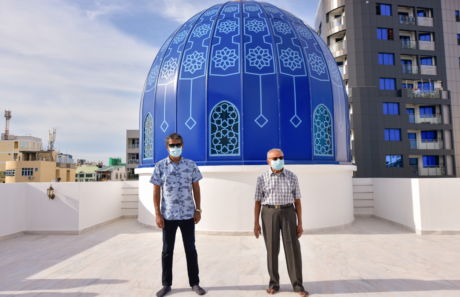 މާލެ: ޖުލައި 10، 2020: އިމާރާތް ކުރުމުގެ ދާއިރާގެ ޖަމިއްޔާ، މަސީގެ ރައީސް މުހައްމަދު އަލީ ޖަނާހު (ޖަނާ)ގެ ބައްޕަގެ ހަނދާނުގައި، އޭނާގެ ބައްޕަގެ ނަމުގައި ހުޅުވި "މަސްޖިދުލް އަލީ ހުސައިން"، މިސްކިތް ހުޅުވުމުގެ ރަސްމިއްޔާތުގައި ކުރީގެ އިސްލާމިކް މިނިސްޓަރު އުމަރު ޒާހިރު(ކ) ބައިވެރިވެ ވަޑައިގަންނަވަނީ.-- ފޮޓޯ: އަހުމަދު އަވްޝަން އިލްޔާސް /މިހާރު