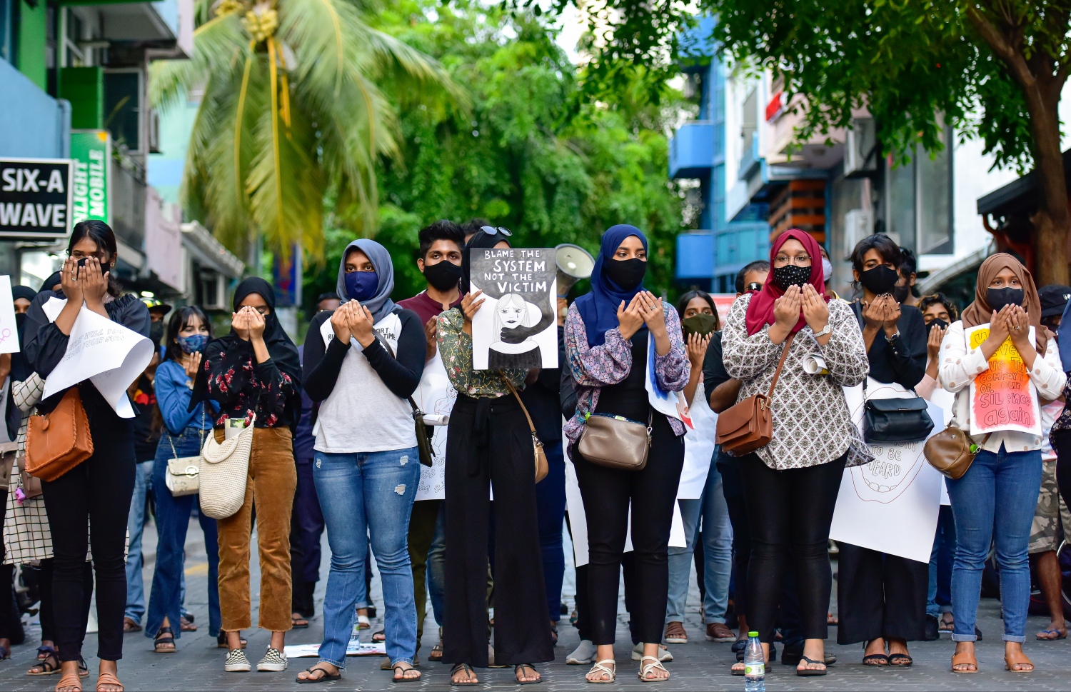 އަނިޔާއާ ދެކޮޅަށް އަޑު އުފުލުމަށްފަހު، ދުއާ ކުރަނީ.-- ފޮޓޯ: އަހުމަދު އަވްޝަން/ މިހާރު