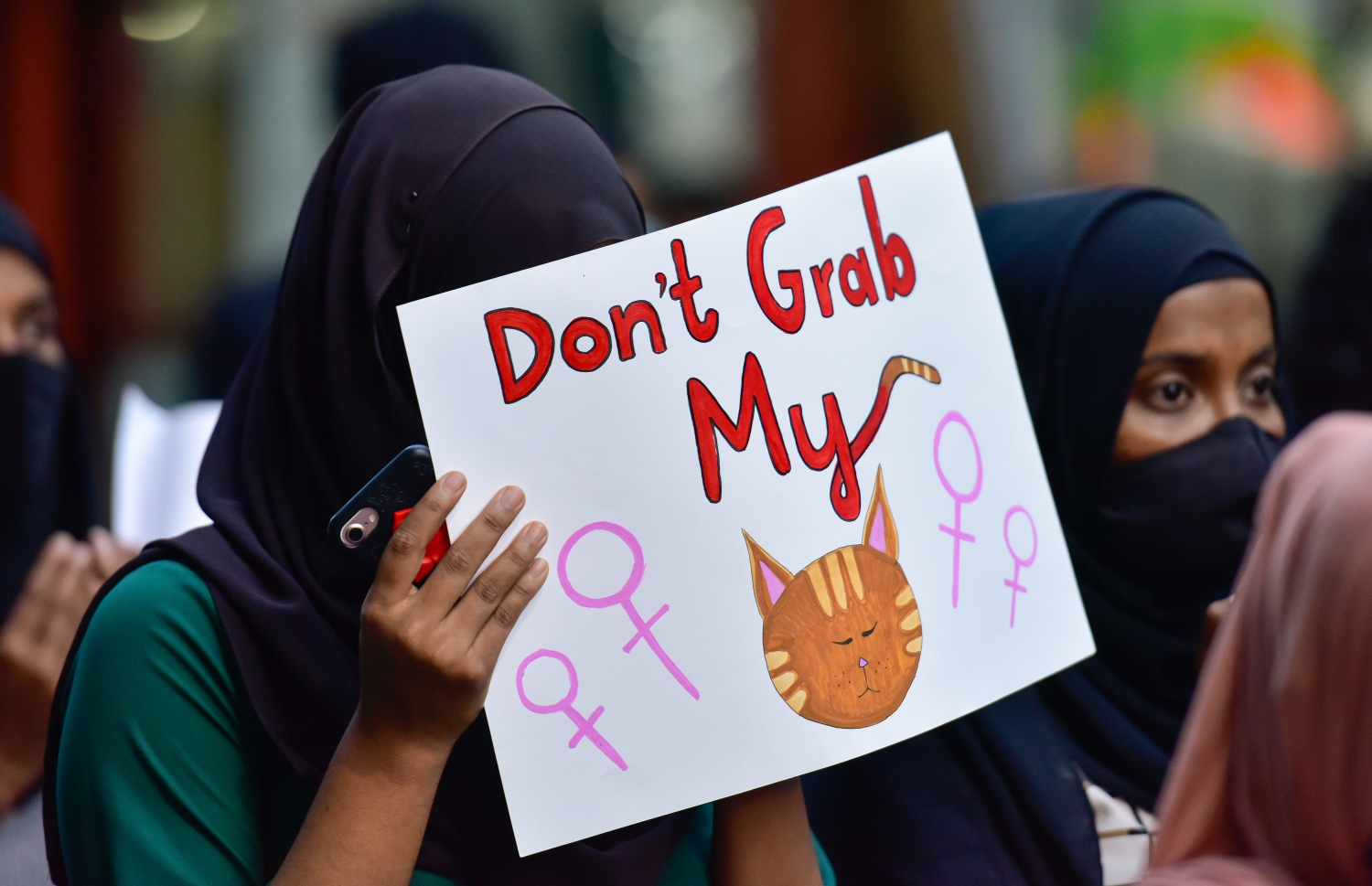 އަނިޔާއާ ދެކޮޅަށް މިއަދު ބޭއްވި މުޒާހަރާގައި މީހަކު ޕޯސްޓަރެއް ހިފަހައްޓައިގެން.-- ފޮޓޯ: އަހުމަދު އަވްޝަން/ މިހާރު