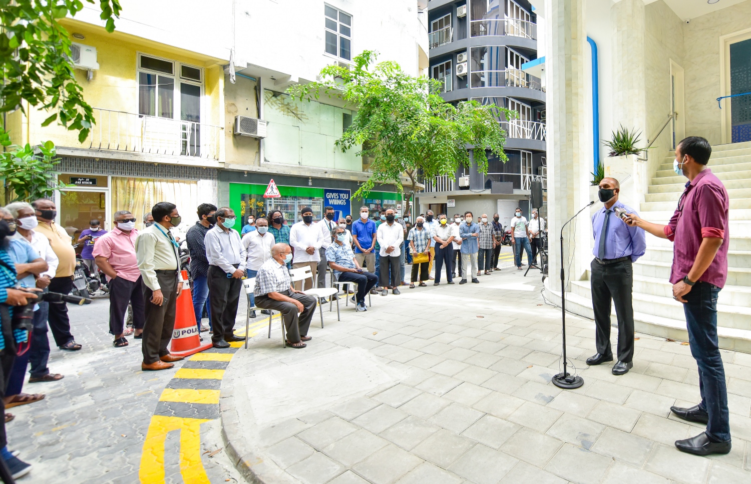 މާލެ: ޖުލައި 10، 2020: އިމާރާތް ކުރުމުގެ ދާއިރާގެ ޖަމިއްޔާ، މަސީގެ ރައީސް މުހައްމަދު އަލީ ޖަނާހު (ޖަނާ)ގެ ބައްޕަގެ ހަނދާނުގައި، އޭނާގެ ބައްޕަގެ ނަމުގައި ހުޅުވި "މަސްޖިދުލް އަލީ ހުސައިން"، މިސްކިތް ހުޅުވުމުގެ ރަސްމިއްޔާތުގައި އިސްލާމިކް މިނިސްޓަރު ޑރ. އަހުމަދު ޒާހިރު އަލީ ވާހަކަ ދައްކަވަނީ.-- ފޮޓޯ: އަހުމަދު އަވްޝަން އިލްޔާސް /މިހާރު