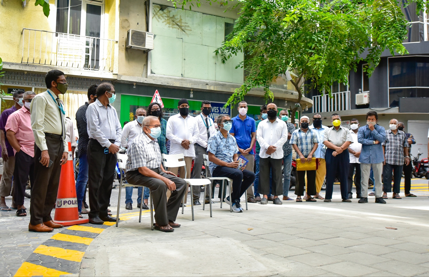 މާލެ: ޖުލައި 10، 2020: އިމާރާތް ކުރުމުގެ ދާއިރާގެ ޖަމިއްޔާ، މަސީގެ ރައީސް މުހައްމަދު އަލީ ޖަނާހު (ޖަނާ)ގެ ބައްޕަގެ ހަނދާނުގައި، އޭނާގެ ބައްޕަގެ ނަމުގައި ހުޅުވި "މަސްޖިދުލް އަލީ ހުސައިން"، މިސްކިތް ހުޅުވުމުގެ ރަސްމިއްޔާތުގެ ތެރެއިން.-- ފޮޓޯ: އަހުމަދު އަވްޝަން އިލްޔާސް /މިހާރު