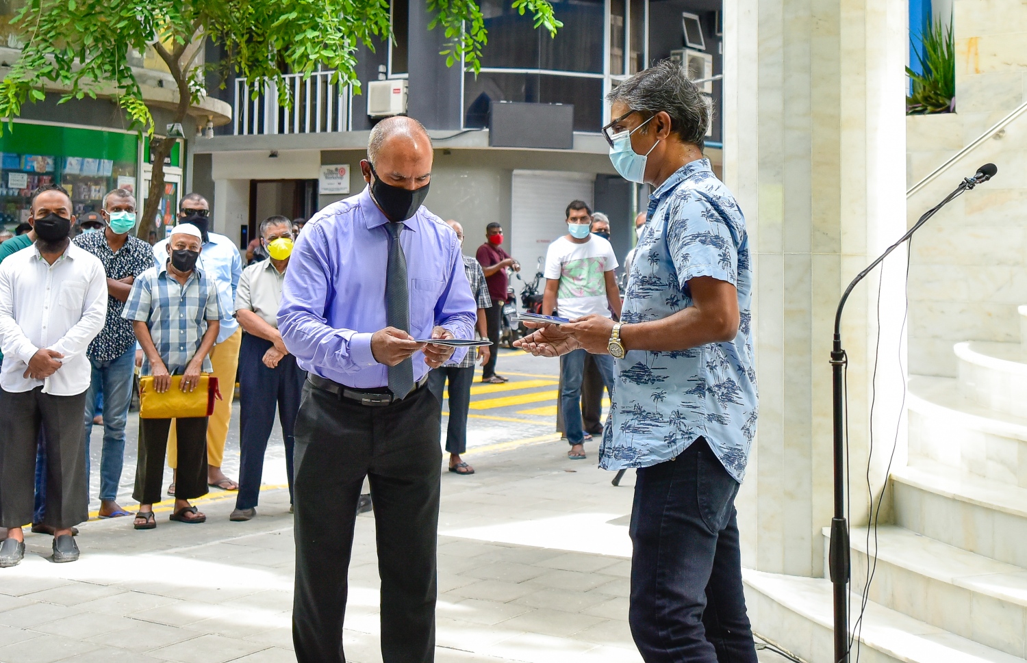 މާލެ: ޖުލައި 10، 2020: އިމާރާތް ކުރުމުގެ ދާއިރާގެ ޖަމިއްޔާ، މަސީގެ ރައީސް މުހައްމަދު އަލީ ޖަނާހު (ޖަނާ)ގެ ބައްޕަގެ ހަނދާނުގައި، އޭނާގެ ބައްޕަގެ ނަމުގައި ހުޅުވި "މަސްޖިދުލް އަލީ ހުސައިން"، މިސްކިތް އިސްލާމިކް މިނިސްޓަރު ޑރ. އަހުމަދު ޒާހިރު އަލީ ހުޅުވައި ދެއްވަނީ.-- ފޮޓޯ: އަހުމަދު އަވްޝަން އިލްޔާސް /މިހާރު