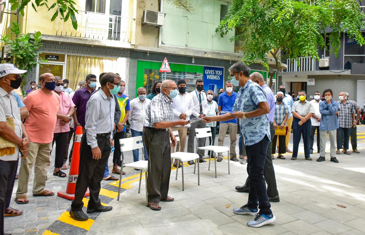 މާލެ: ޖުލައި 10، 2020: އިމާރާތް ކުރުމުގެ ދާއިރާގެ ޖަމިއްޔާ، މަސީގެ ރައީސް މުހައްމަދު އަލީ ޖަނާހު (ޖަނާ)ގެ ބައްޕަގެ ހަނދާނުގައި، އޭނާގެ ބައްޕަގެ ނަމުގައި ހުޅުވި "މަސްޖިދުލް އަލީ ހުސައިން"، މިސްކިތް ހުޅުވުމުގެ ރަސްމިއްޔާތުގެ ތެރެއިން.-- ފޮޓޯ: އަހުމަދު އަވްޝަން އިލްޔާސް /މިހާރު