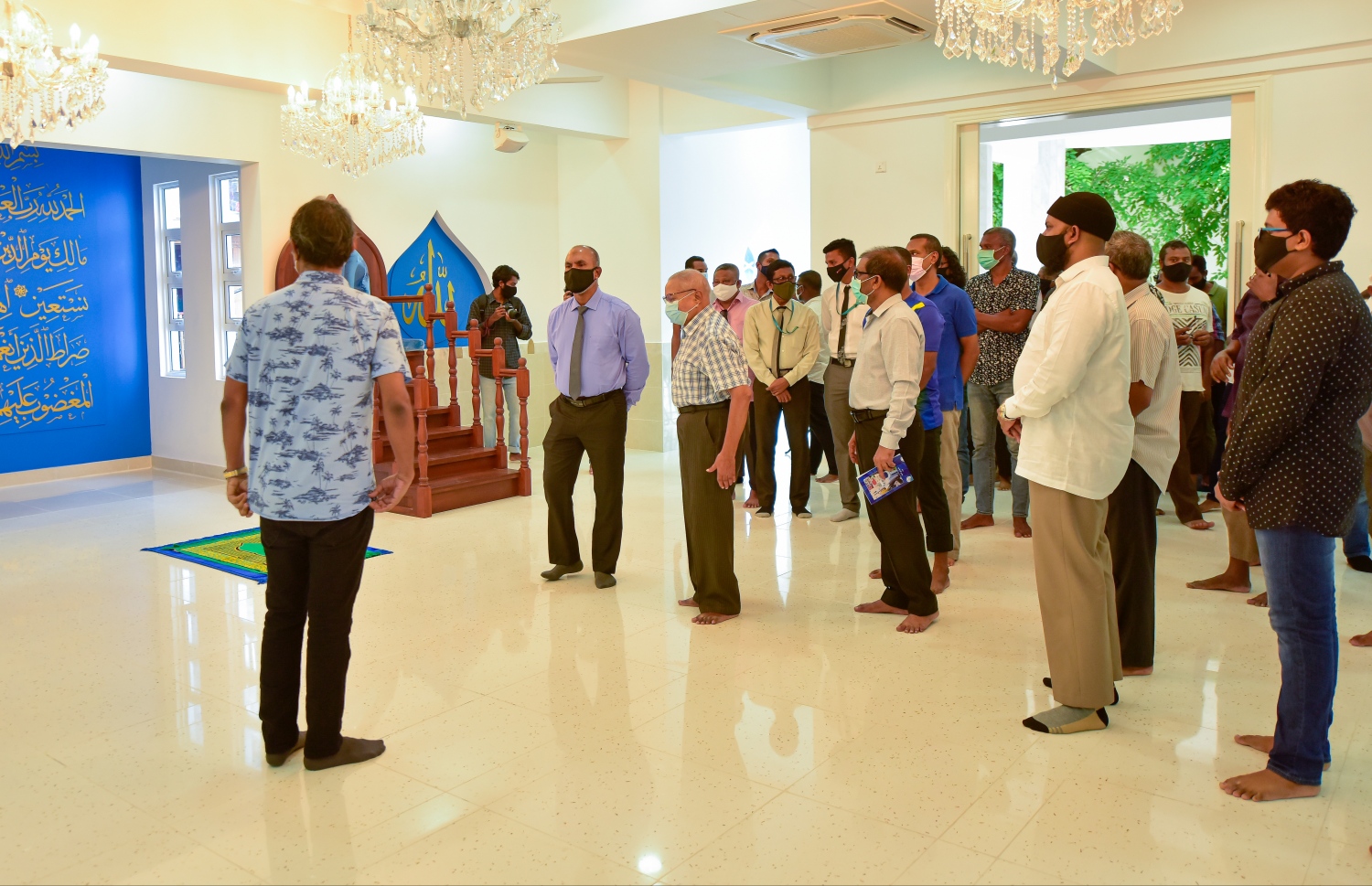 މާލެ: ޖުލައި 10، 2020: އިމާރާތް ކުރުމުގެ ދާއިރާގެ ޖަމިއްޔާ، މަސީގެ ރައީސް މުހައްމަދު އަލީ ޖަނާހު (ޖަނާ)ގެ ބައްޕަގެ ހަނދާނުގައި، އޭނާގެ ބައްޕަގެ ނަމުގައި ހުޅުވި "މަސްޖިދުލް އަލީ ހުސައިން"، މިސްކިތް ހުޅުވުމަށް ފަހު އިސްލާމިކް މިނިސްޓަރު ޑރ. އަހުމަދު ޒާހިރު އަލީ ބައްލަވައި ލައްވަނީ.-- ފޮޓޯ: އަހުމަދު އަވްޝަން އިލްޔާސް /މިހާރު