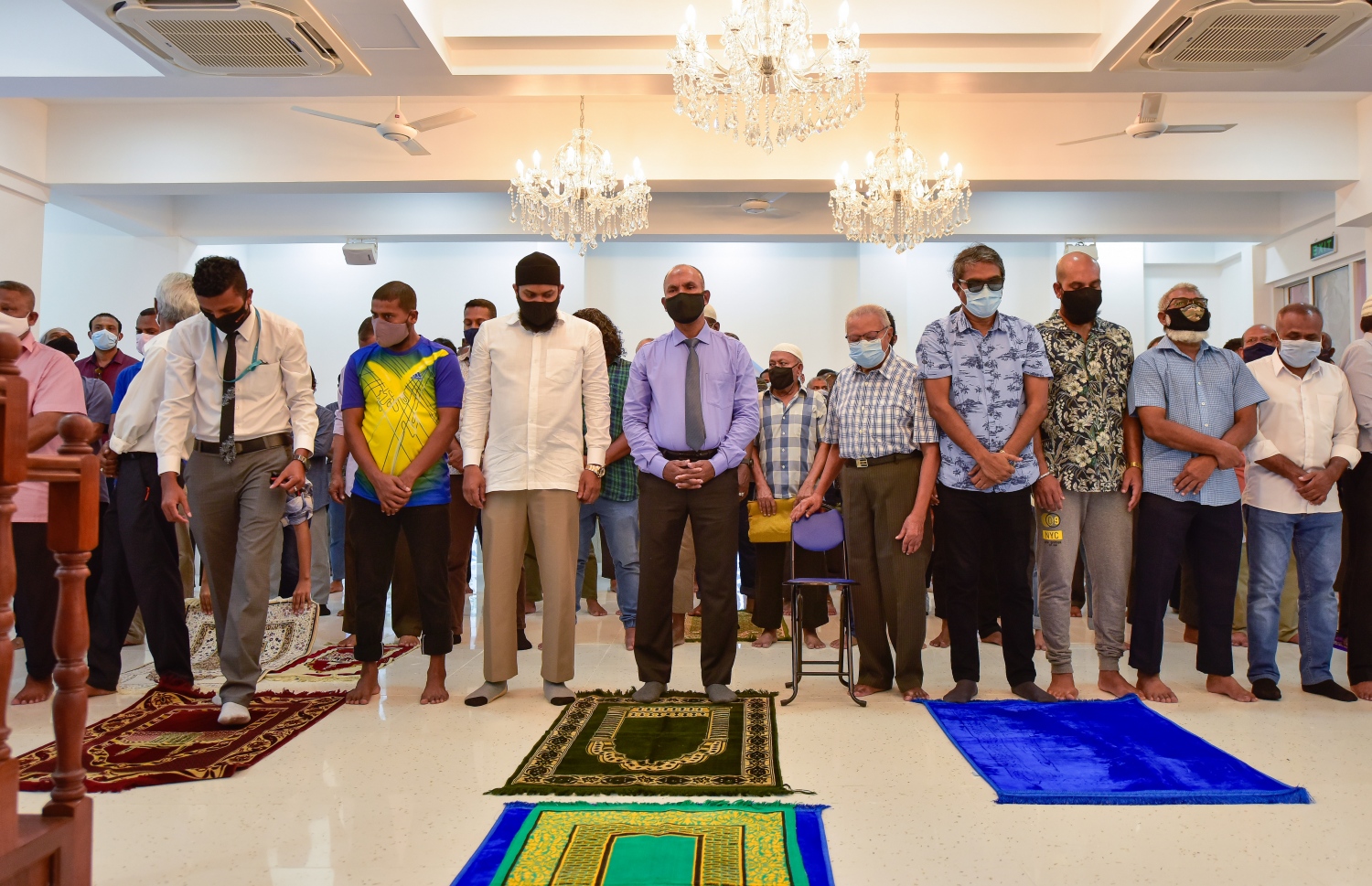 މާލެ: ޖުލައި 10، 2020: އިމާރާތް ކުރުމުގެ ދާއިރާގެ ޖަމިއްޔާ، މަސީގެ ރައީސް މުހައްމަދު އަލީ ޖަނާހު (ޖަނާ)ގެ ބައްޕަގެ ހަނދާނުގައި، އޭނާގެ ބައްޕަގެ ނަމުގައި ހުޅުވި "މަސްޖިދުލް އަލީ ހުސައިން"، މިސްކިތް ހުޅުވުމަށް ފަހު އިސްލާމިކް މިނިސްޓަރު ޑރ. އަހުމަދު ޒާހިރު އަލީ އިމާމުވެ ހުންނަވައި އަސްރު ނަމާދު ކުރައްވަނީ.-- ފޮޓޯ: އަހުމަދު އަވްޝަން އިލްޔާސް /މިހާރު