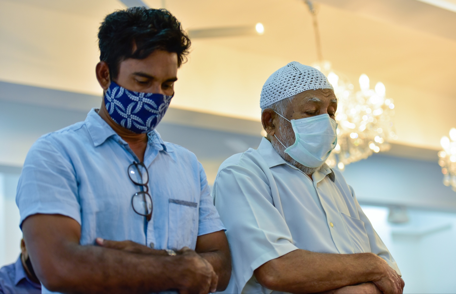 މާލެ: ޖުލައި 10، 2020: އިމާރާތް ކުރުމުގެ ދާއިރާގެ ޖަމިއްޔާ، މަސީގެ ރައީސް މުހައްމަދު އަލީ ޖަނާހު (ޖަނާ)ގެ ބައްޕަގެ ހަނދާނުގައި، އޭނާގެ ބައްޕަގެ ނަމުގައި ހުޅުވި "މަސްޖިދުލް އަލީ ހުސައިން"، މިސްކިތް ހުޅުވުމަށް ފަހު އަސްރު ނަމާދު ކުރަނީ.-- ފޮޓޯ: އަހުމަދު އަވްޝަން އިލްޔާސް /މިހާރު