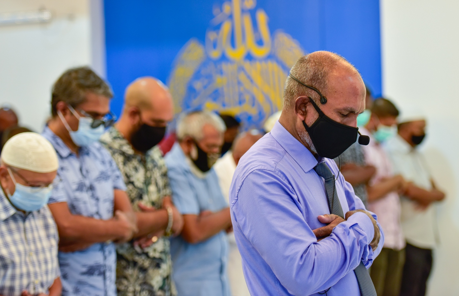 މާލެ: ޖުލައި 10، 2020: އިމާރާތް ކުރުމުގެ ދާއިރާގެ ޖަމިއްޔާ، މަސީގެ ރައީސް މުހައްމަދު އަލީ ޖަނާހު (ޖަނާ)ގެ ބައްޕަގެ ހަނދާނުގައި، އޭނާގެ ބައްޕަގެ ނަމުގައި ހުޅުވި "މަސްޖިދުލް އަލީ ހުސައިން"، މިސްކިތް ހުޅުވުމަށް ފަހު އިސްލާމިކް މިނިސްޓަރު ޑރ. އަހުމަދު ޒާހިރު އަލީ އިމާމުވެ ހުންނަވައި އަސްރު ނަމާދު ކުރައްވަނީ.-- ފޮޓޯ: އަހުމަދު އަވްޝަން އިލްޔާސް /މިހާރު