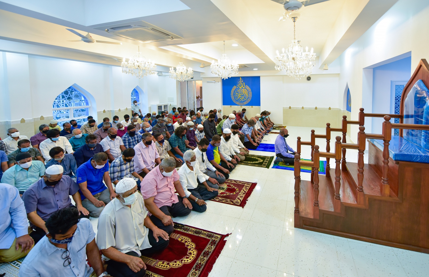 މާލެ: ޖުލައި 10، 2020: އިމާރާތް ކުރުމުގެ ދާއިރާގެ ޖަމިއްޔާ، މަސީގެ ރައީސް މުހައްމަދު އަލީ ޖަނާހު (ޖަނާ)ގެ ބައްޕަގެ ހަނދާނުގައި، އޭނާގެ ބައްޕަގެ ނަމުގައި ހުޅުވި "މަސްޖިދުލް އަލީ ހުސައިން"، މިސްކިތް ހުޅުވުމަށް ފަހު އިސްލާމިކް މިނިސްޓަރު ޑރ. އަހުމަދު ޒާހިރު އަލީ އިމާމުވެ ހުންނަވައި އަސްރު ނަމާދު ކުރައްވަނީ.-- ފޮޓޯ: އަހުމަދު އަވްޝަން އިލްޔާސް /މިހާރު