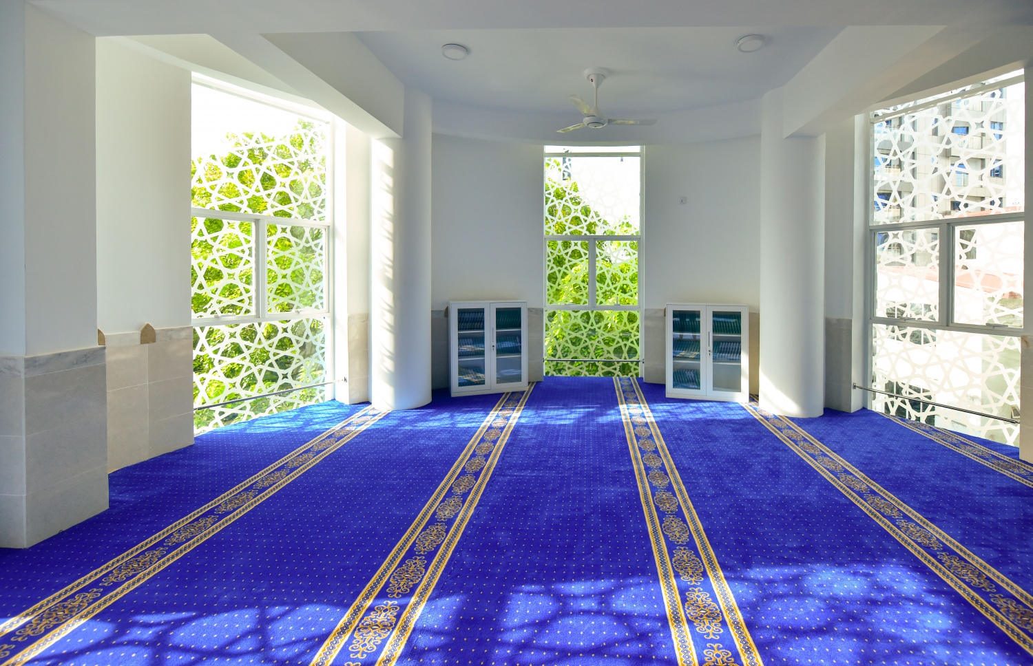 މާލެ: ޖުލައި 10، 2020: އިމާރާތް ކުރުމުގެ ދާއިރާގެ ޖަމިއްޔާ، މަސީގެ ރައީސް މުހައްމަދު އަލީ ޖަނާހު (ޖަނާ)ގެ ބައްޕަގެ ހަނދާނުގައި، އޭނާގެ ބައްޕަގެ ނަމުގައި ހުޅުވި "މަސްޖިދުލް އަލީ ހުސައިން"، މިސްކިތުގެ އެތެރެ..-- ފޮޓޯތައް: އަހުމަދު އަވްޝަނ އިލްޔާސް /މިހާރު