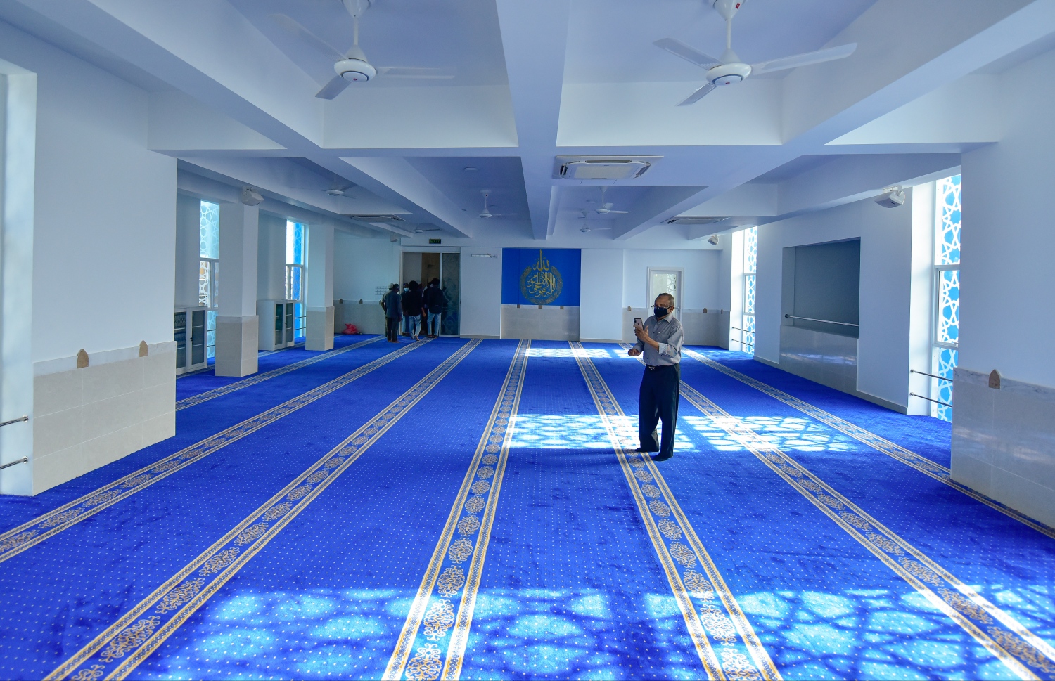 މާލެ: ޖުލައި 10، 2020: އިމާރާތް ކުރުމުގެ ދާއިރާގެ ޖަމިއްޔާ، މަސީގެ ރައީސް މުހައްމަދު އަލީ ޖަނާހު (ޖަނާ)ގެ ބައްޕަގެ ހަނދާނުގައި، އޭނާގެ ބައްޕަގެ ނަމުގައި ހުޅުވި "މަސްޖިދުލް އަލީ ހުސައިން"، މިސްކިތުގެ އެތެރެ..-- ފޮޓޯތައް: އަހުމަދު އަވްޝަނ އިލްޔާސް /މިހާރު