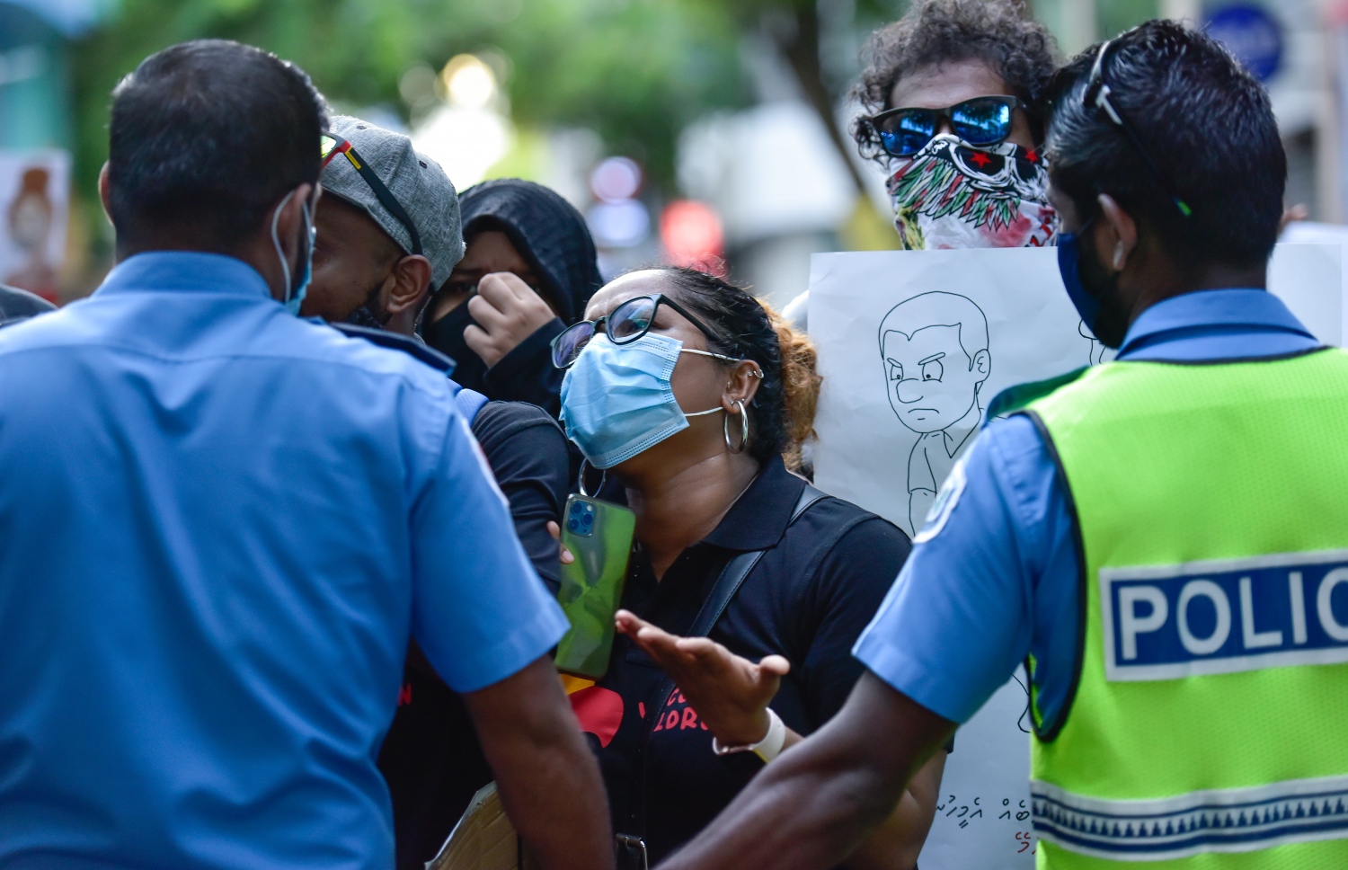 އަނިޔާ ލިބިފައި ތިބި މީހުންނަށް ހިތްވަރު ދީ އިންސާފު ހޯދުމަށް އަޑުއުފުލާ ބޭއްވި މުޒާހަރާގައި ބަޔަކު އަޑު އުފުލަނީ.-- ފޮޓޯ: އަހުމަދު އަވްޝަން އިލްޔާސް /މިހާރު