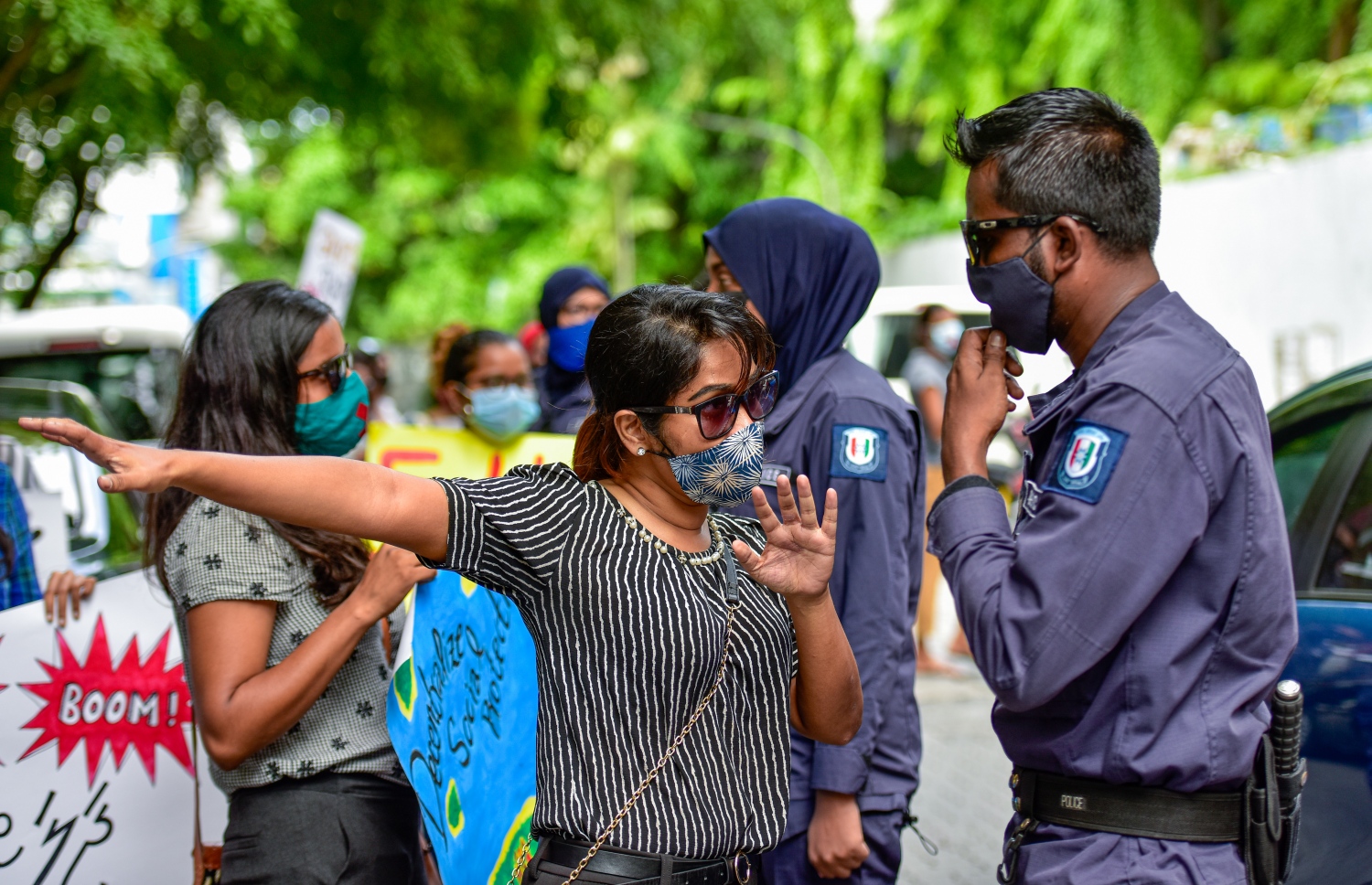 މާލެ: ޖުލައި 12، 2020- ސަރުކާރުގެ މަތީ މަގާމުތަކުގައި ތިއްބެވި ބޭފުޅުންގެ ތެރެއިން ޖިންސީ ގޯނާގެ ތުހުމަތު ކުރެވޭ ބޭފުޅުން މަގާމުން އެކަހެރިކޮށް، މައްސަލަތައް ބަލަން ގޮވާލައި، "ޖާގައެއް ނެތް" ނަމުގައި ބޭއްވި އެއްވުމުގެ ބައިވެރިއަކު ފުލުހަކާ ވާހަކަ ދައްކަނީ.---ފޮޓޯ: އަހުމަދު އަވްޝަން/މިހާރު