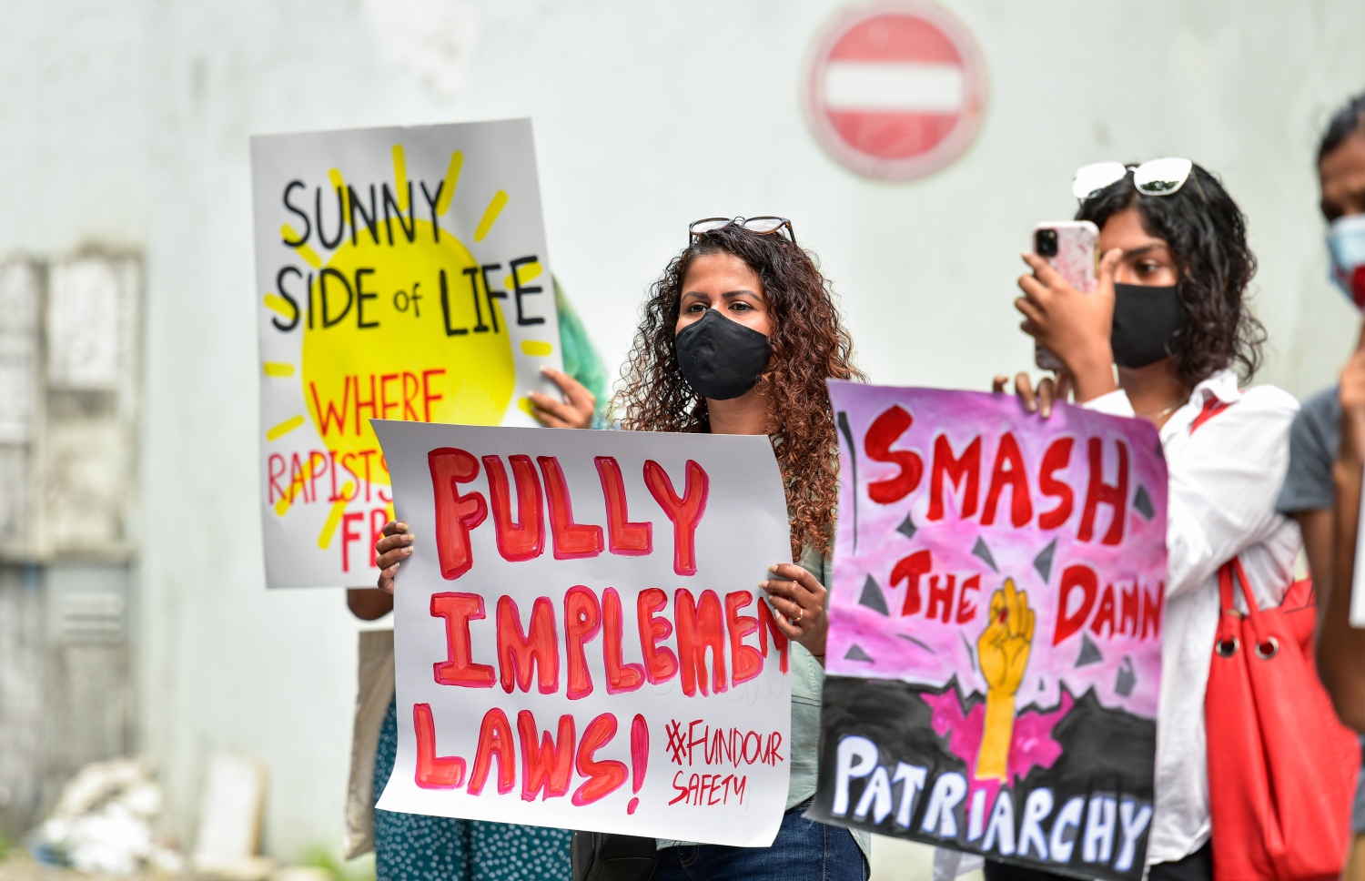 މާލެ: ޖުލައި 12، 2020- ސަރުކާރުގެ މަތީ މަގާމުތަކުގައި ތިއްބެވި ބޭފުޅުންގެ ތެރެއިން ޖިންސީ ގޯނާގެ ތުހުމަތު ކުރެވޭ ބޭފުޅުން މަގާމުން އެކަހެރިކޮށް، މައްސަލަތައް ބަލަން ގޮވާލައި، "ޖާގައެއް ނެތް" ނަމުގައި ބޭއްވި އެއްވުމުގެ ތެރެއިން.---ފޮޓޯ: އަހުމަދު އަވްޝަން/މިހާރު