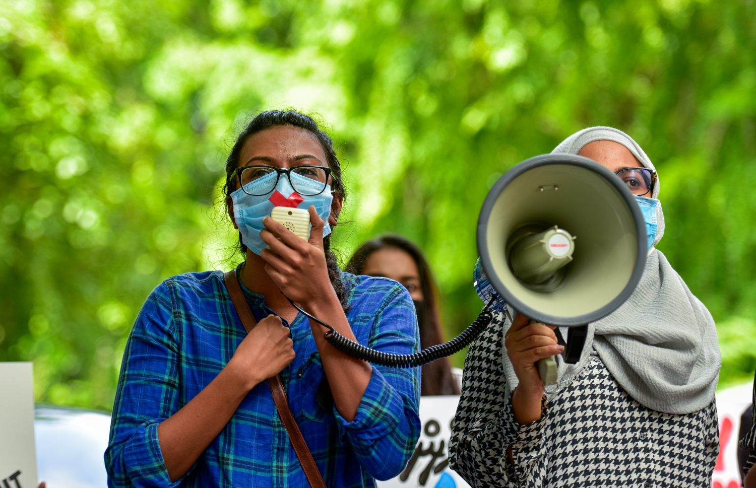 މާލެ: ޖުލައި 12، 2020- ސަރުކާރުގެ މަތީ މަގާމުތަކުގައި ތިއްބެވި ބޭފުޅުންގެ ތެރެއިން ޖިންސީ ގޯނާގެ ތުހުމަތު ކުރެވޭ ބޭފުޅުން މަގާމުން އެކަހެރިކޮށް، މައްސަލަތައް ބަލަން ގޮވާލައި، "ޖާގައެއް ނެތް" ނަމުގައި ބޭއްވި އެއްވުމުގެ އިސް ބައިވެރިއަކު ވާހަކަ ދައްކަނީ.---ފޮޓޯ: އަހުމަދު އަވްޝަން/މިހާރު