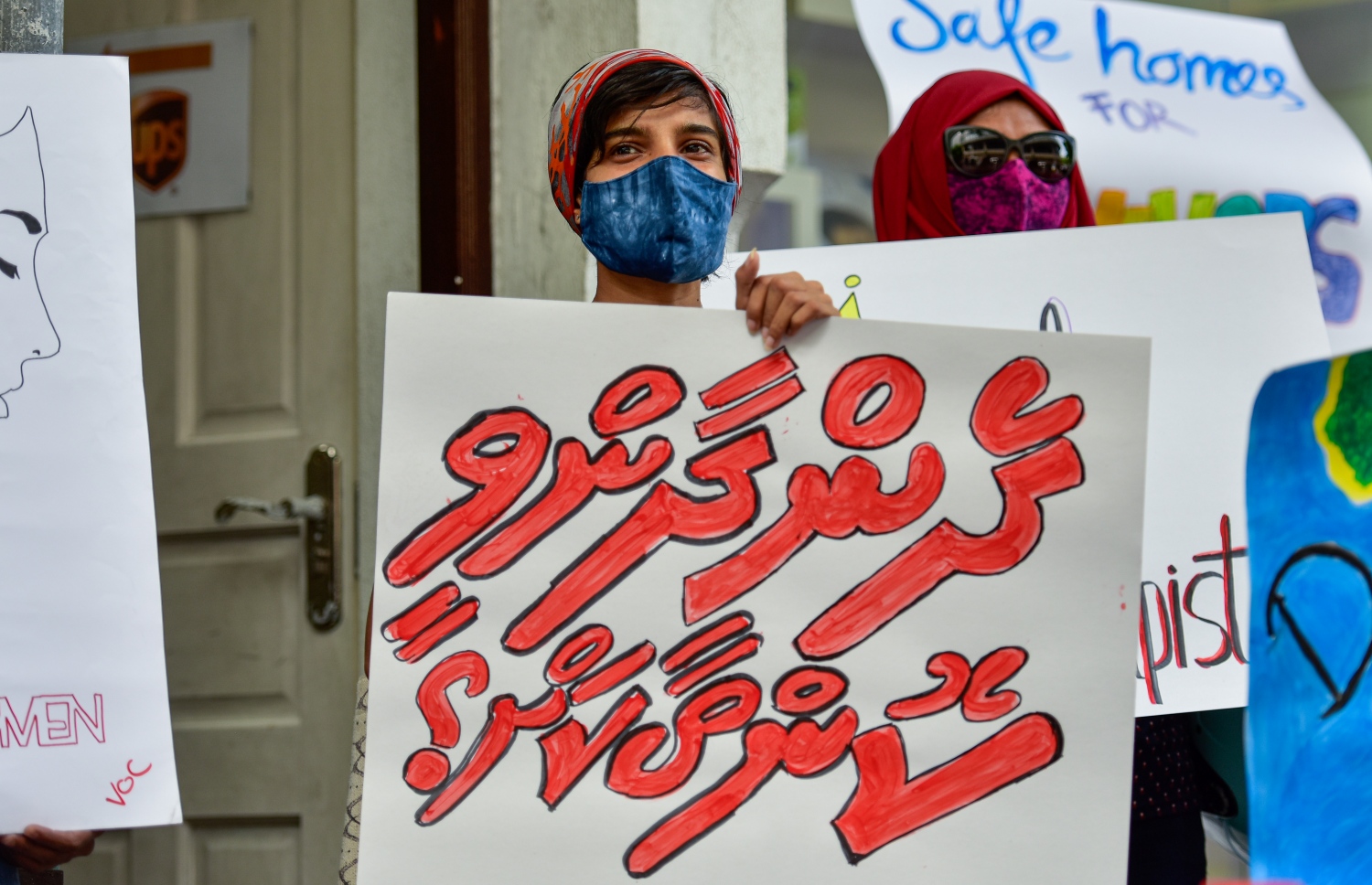 މާލެ: ޖުލައި 12، 2020- ސަރުކާރުގެ މަތީ މަގާމުތަކުގައި ތިއްބެވި ބޭފުޅުންގެ ތެރެއިން ޖިންސީ ގޯނާގެ ތުހުމަތު ކުރެވޭ ބޭފުޅުން މަގާމުން އެކަހެރިކޮށް، މައްސަލަތައް ބަލަން ގޮވާލައި، "ޖާގައެއް ނެތް" ނަމުގައި ބޭއްވި އެއްވުމުގެ ތެރެއިން.---ފޮޓޯ: އަހުމަދު އަވްޝަން/މިހާރު