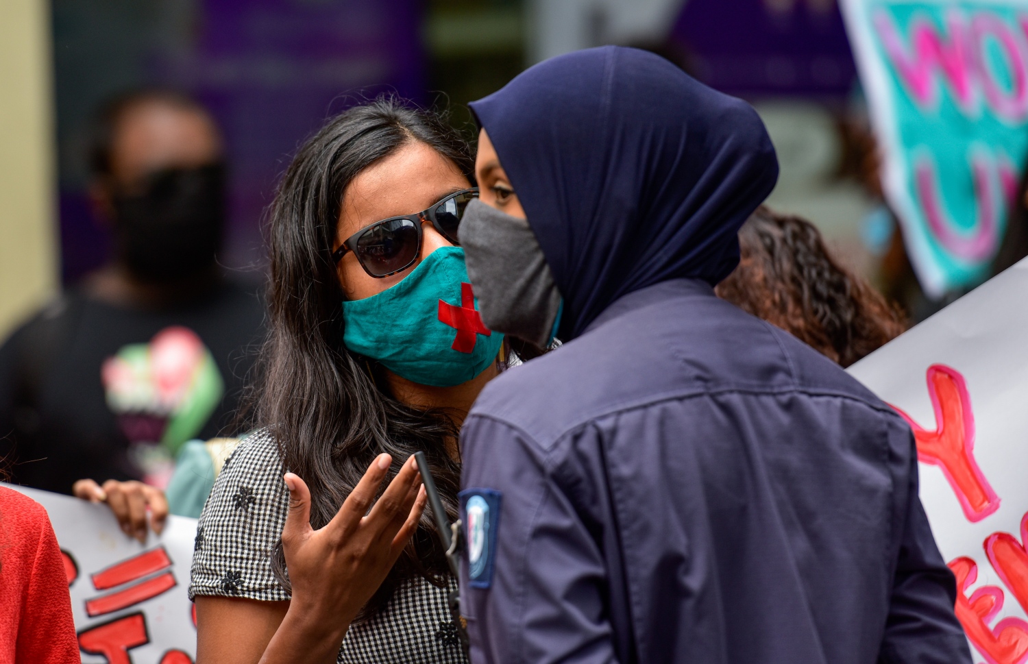 މާލެ: ޖުލައި 12، 2020- ސަރުކާރުގެ މަތީ މަގާމުތަކުގައި ތިއްބެވި ބޭފުޅުންގެ ތެރެއިން ޖިންސީ ގޯނާގެ ތުހުމަތު ކުރެވޭ ބޭފުޅުން މަގާމުން އެކަހެރިކޮށް، މައްސަލަތައް ބަލަން ގޮވާލައި، "ޖާގައެއް ނެތް" ނަމުގައި ބޭއްވި އެއްވުމުގެ ބައިވެރިއަކު ފުލުހަކާ ވާހަކަ ދައްކަނީ.---ފޮޓޯ: އަހުމަދު އަވްޝަން/މިހާރު