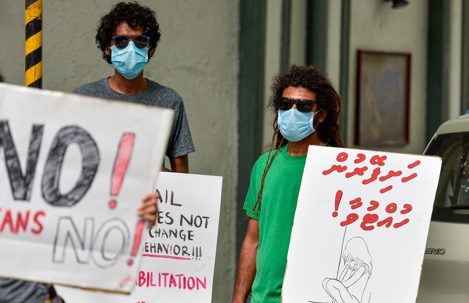 މާލެ: ޖުލައި 12، 2020- ސަރުކާރުގެ މަތީ މަގާމުތަކުގައި ތިއްބެވި ބޭފުޅުންގެ ތެރެއިން ޖިންސީ ގޯނާގެ ތުހުމަތު ކުރެވޭ ބޭފުޅުން މަގާމުން އެކަހެރިކޮށް، މައްސަލަތައް ބަލަން ގޮވާލައި، "ޖާގައެއް ނެތް" ނަމުގައި ބޭއްވި އެއްވުމުގެ ތެރެއިން.---ފޮޓޯ: އަހުމަދު އަވްޝަން/މިހާރު