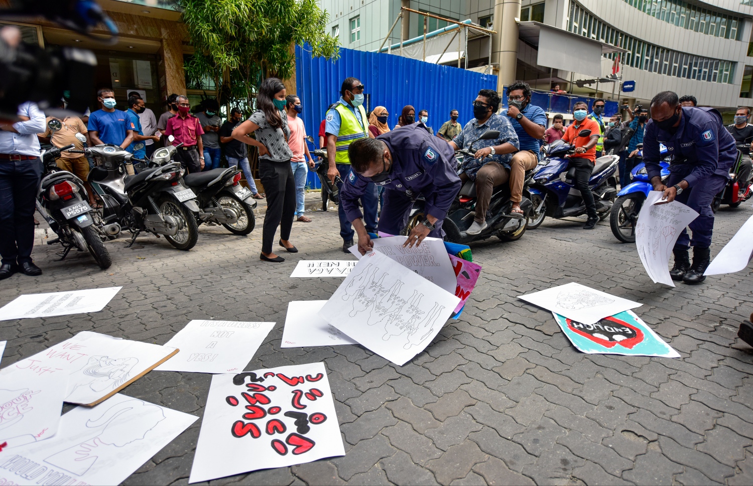 މާލެ: ޖުލައި 12، 2020- ސަރުކާރުގެ މަތީ މަގާމުތަކުގައި ތިއްބެވި ބޭފުޅުންގެ ތެރެއިން ޖިންސީ ގޯނާގެ ތުހުމަތު ކުރެވޭ ބޭފުޅުން މަގާމުން އެކަހެރިކޮށް، މައްސަލަތައް ބަލަން ގޮވާލައި، "ޖާގައެއް ނެތް" ނަމުގައި ބޭއްވި އެއްވުމުގައި މަގުމައްޗަށް އުކާލާފައިވާ ޕޯސްޓަރުތަކެއް ފުލުހަކު ނަގަނީ.---ފޮޓޯ: އަހުމަދު އަވްޝަން/މިހާރު