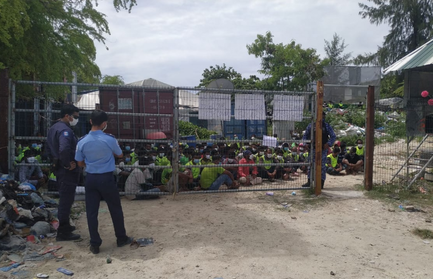 އައިލެންޑް އެކްސްޕާޓްގެ މުވައްޒަފުން ކުރި މުޒާހަރާ ފުލުހުން ކޮންޓްރޯލްކުރަނީ.