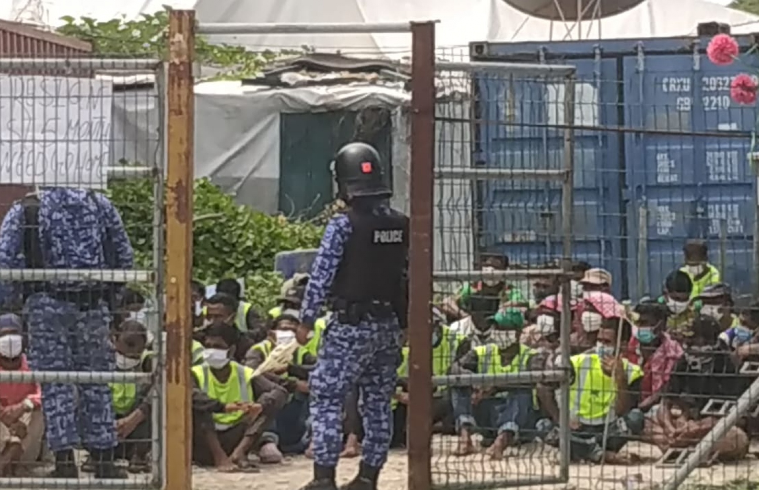 މުސާރަ ނުދީގެން މުޒާހަރާކުރަން ނުކުތް ބިދޭސީންތަކެއް ކޮންޓްރޯލްކޮށް ފުލުހުންގެ ބެލުމުގެ ދަށުގައި. ---ފޮޓޯ: މިހާރު