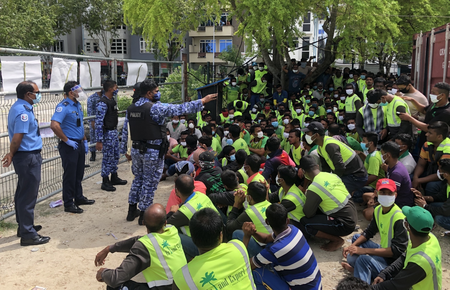 އައިލެންޑް އެކްސްޕާޓް މުވައްޒަފުން ހަމަޔަކަށް އެޅުވުމަށް ފަހު، ފުލުހުން ވާހަކަ ދައްކަނީ --ފޮޓޯ/މިހާރު