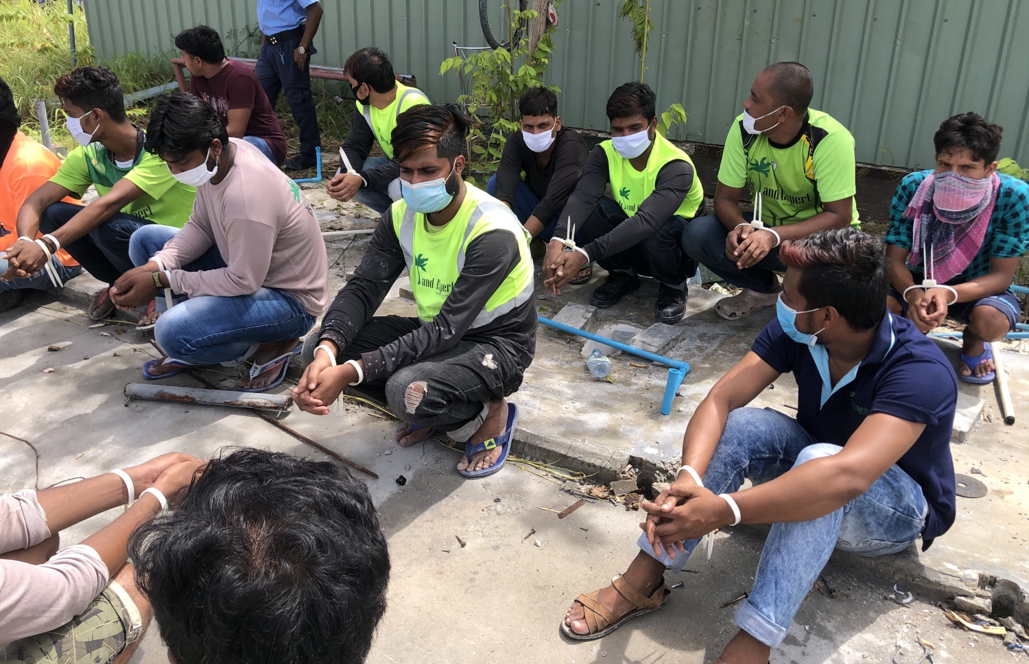 ހަމަނުޖެހުން ހިންގި ބިދޭސީން ފުލުހުންގެ ބެލުމުގެ ދަށުގައި: އެ މައްސަލާގައި 41 ބިދޭސީން ހައްޔަރުކޮށް އެމީހުންގެ ބަންދުގެ މުއްދަތު ވަނީ އިތުރުކޮށްފައި-- ފޮޓޯ: ނިޝާން އަލީ/މިހާރު