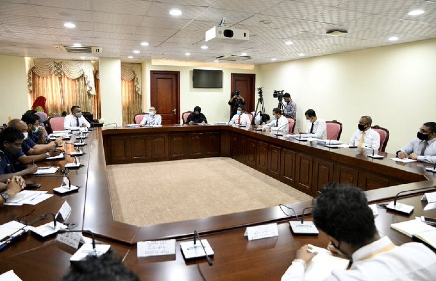 ރައްޔިތުންގެ މަޖިލީހުގެ ކޮމިޓީގައި ކަމާ ބެހޭ އިދާރާތަކުގެ ބޭފުޅުން ވާހަކަ ދައްކަވަނީ. --ފޮޓޯ/މަޖިލިސް