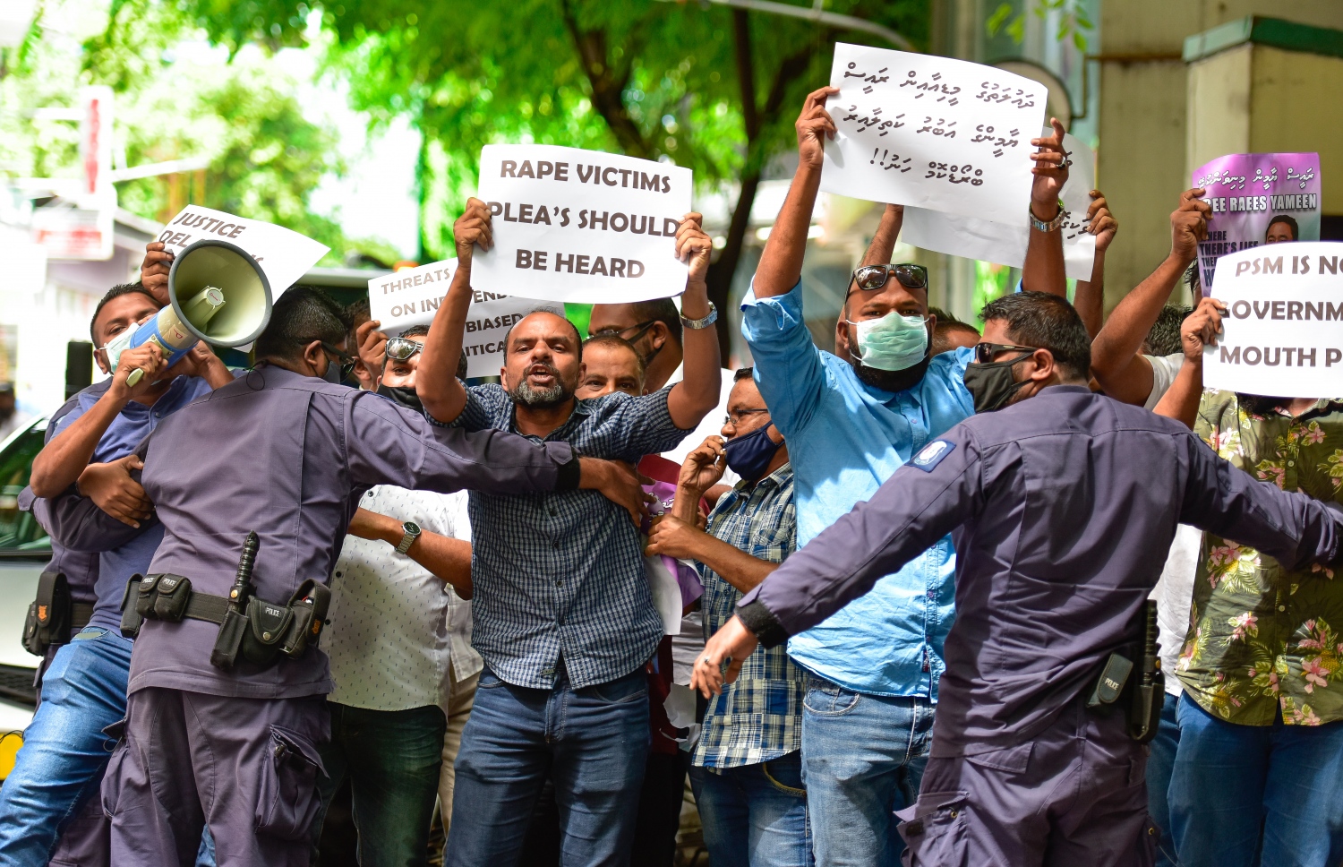 މާލެ: ޖުލައި 13، 2020- ސަރުކާރުގެ ކަމާ ގުޅޭ މުއައްސަސާތަކުން މީޑިއާތަކާ މެދު ތަފާތުކުރުން ގެންގުޅޭތީ އިދިކޮޅު ކޯލިޝަނުން މިއަދު ބޭއްވި މުޒާހަރާ ހުއްޓުވަން ފުލުހުން މަސައްކަތް ކުރަނީ.---ފޮޓޯ: އަހުމަދު އަވްޝަން/މިހާރު